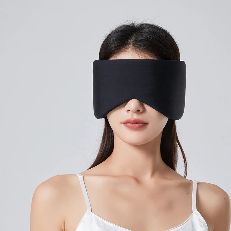 Adjustable Silk Sleep Mask in black, designed for total blackout, featuring an adjustable strap for a comfortable fit.