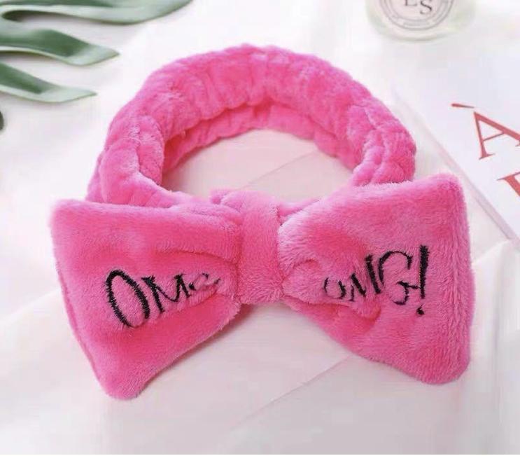 A stylish Cosmetic Wash Headband designed to keep hair dry during skincare routines, featuring soft fabric and a comfortable fit.