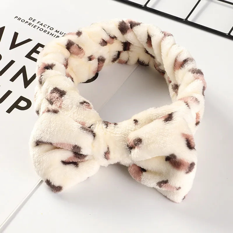 A stylish Cosmetic Wash Headband designed to keep hair dry during skincare routines, featuring soft fabric and a comfortable fit.