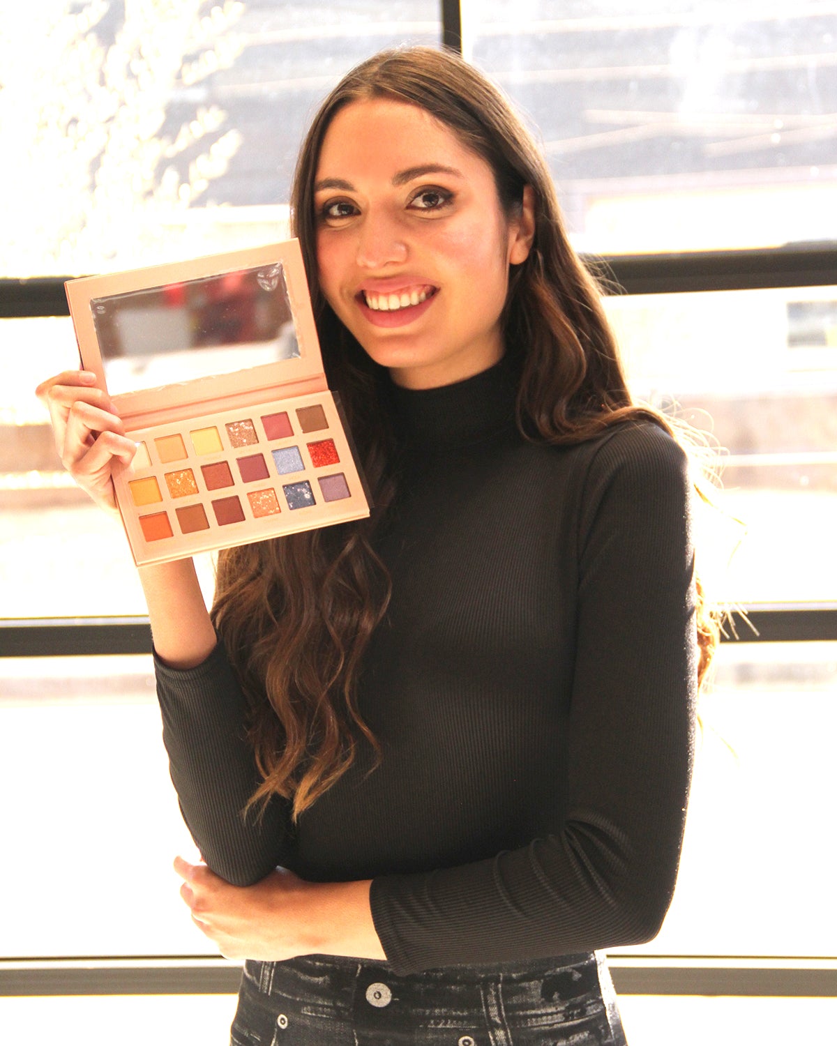 Fish Scale HD Eye Shadow Palette featuring 18 vibrant shades in a sleek design, perfect for creating stunning eye makeup looks.