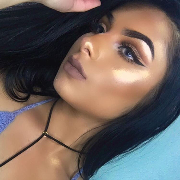 Golden Wings Loose Diamond Highlighter in frosty peachy gold shade, finely milled powder in a sleek container.