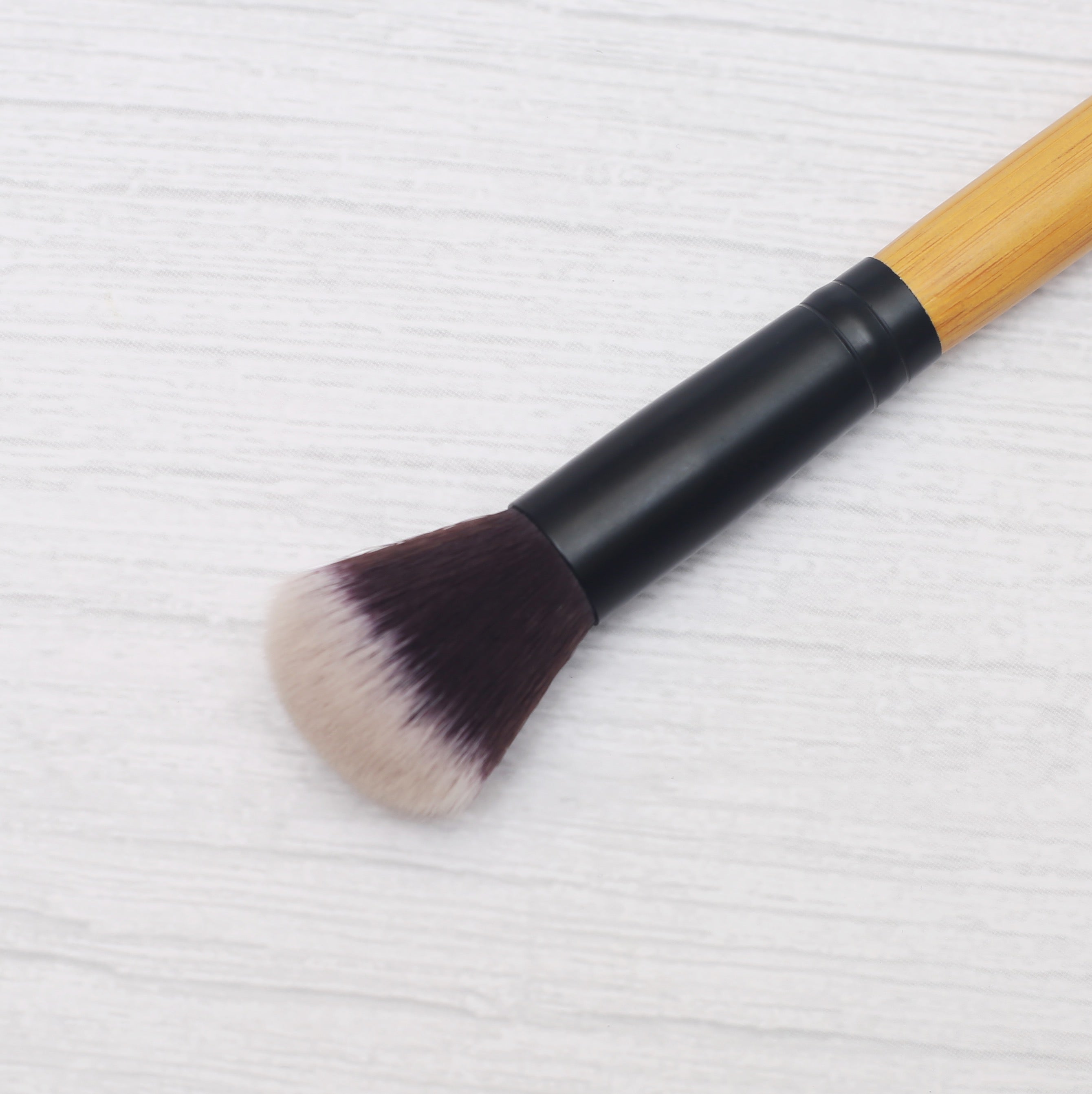 Flawless Highlighting Brush with soft bristles and narrow head for precision highlighting.