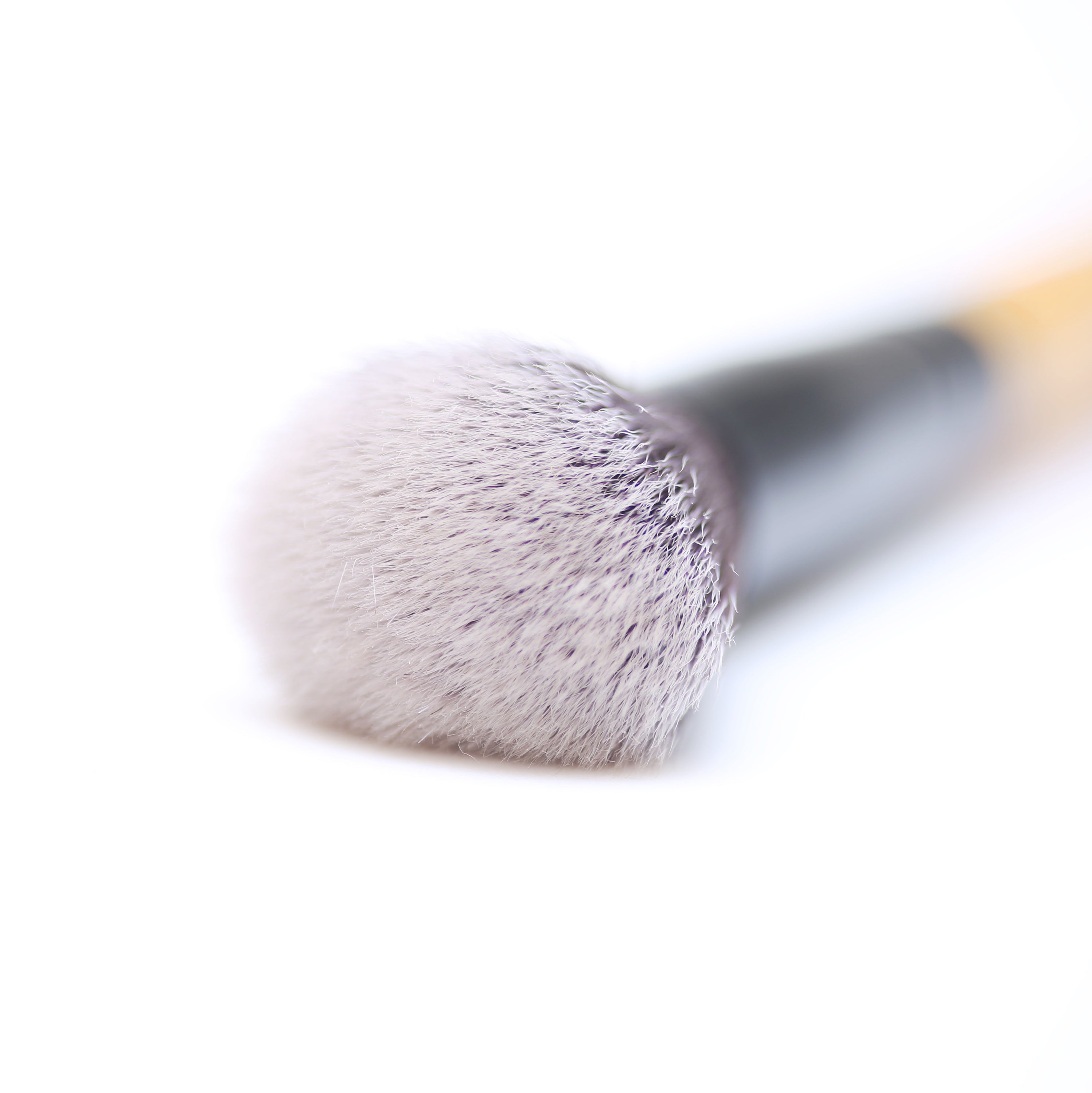 Flawless Highlighting Brush with soft bristles and narrow head for precision highlighting.
