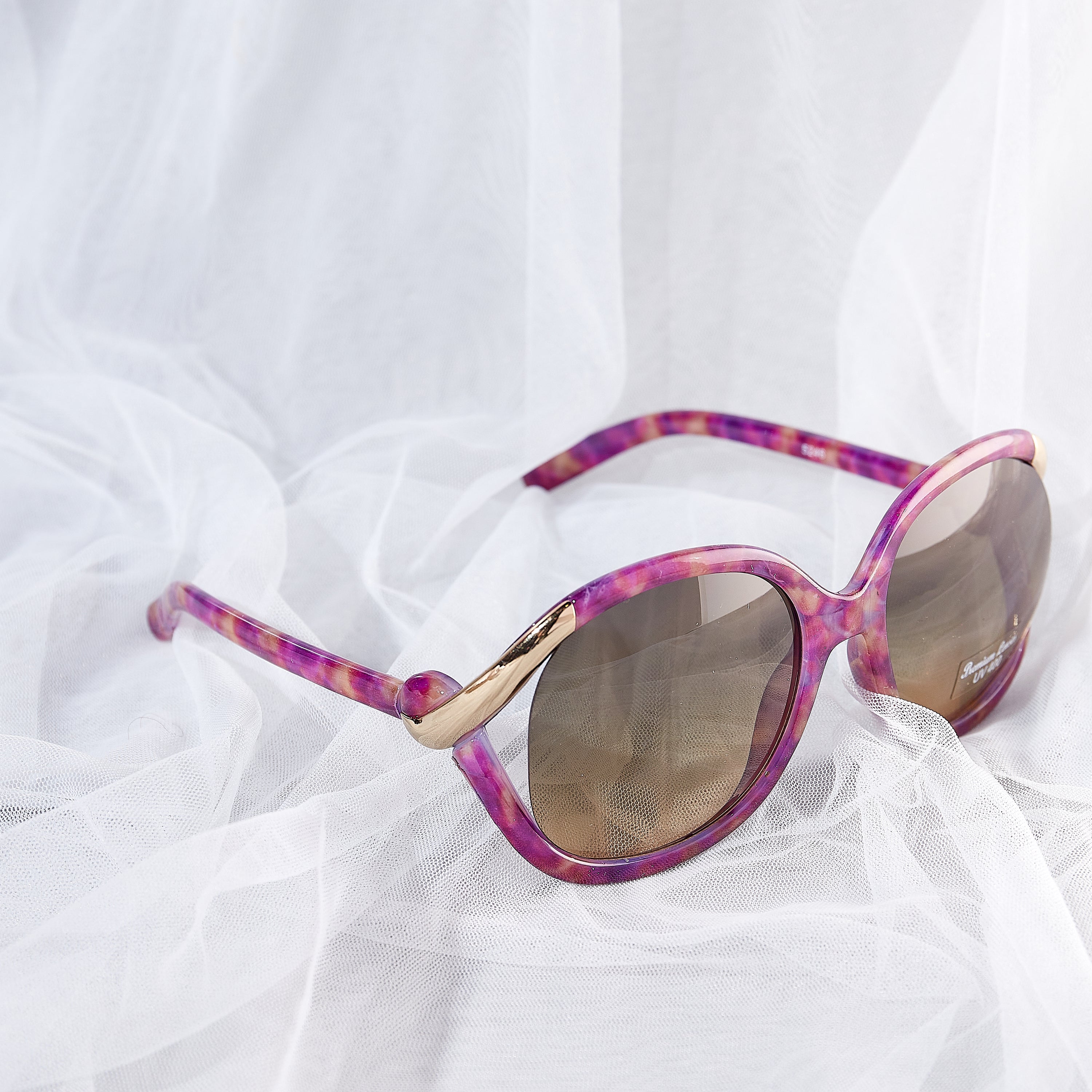 The Boss Mom Beauty Box featuring cosmetics and accessories for mothers, including a mug, sunglasses, makeup sponge, lip glosses, and eyeshadows.