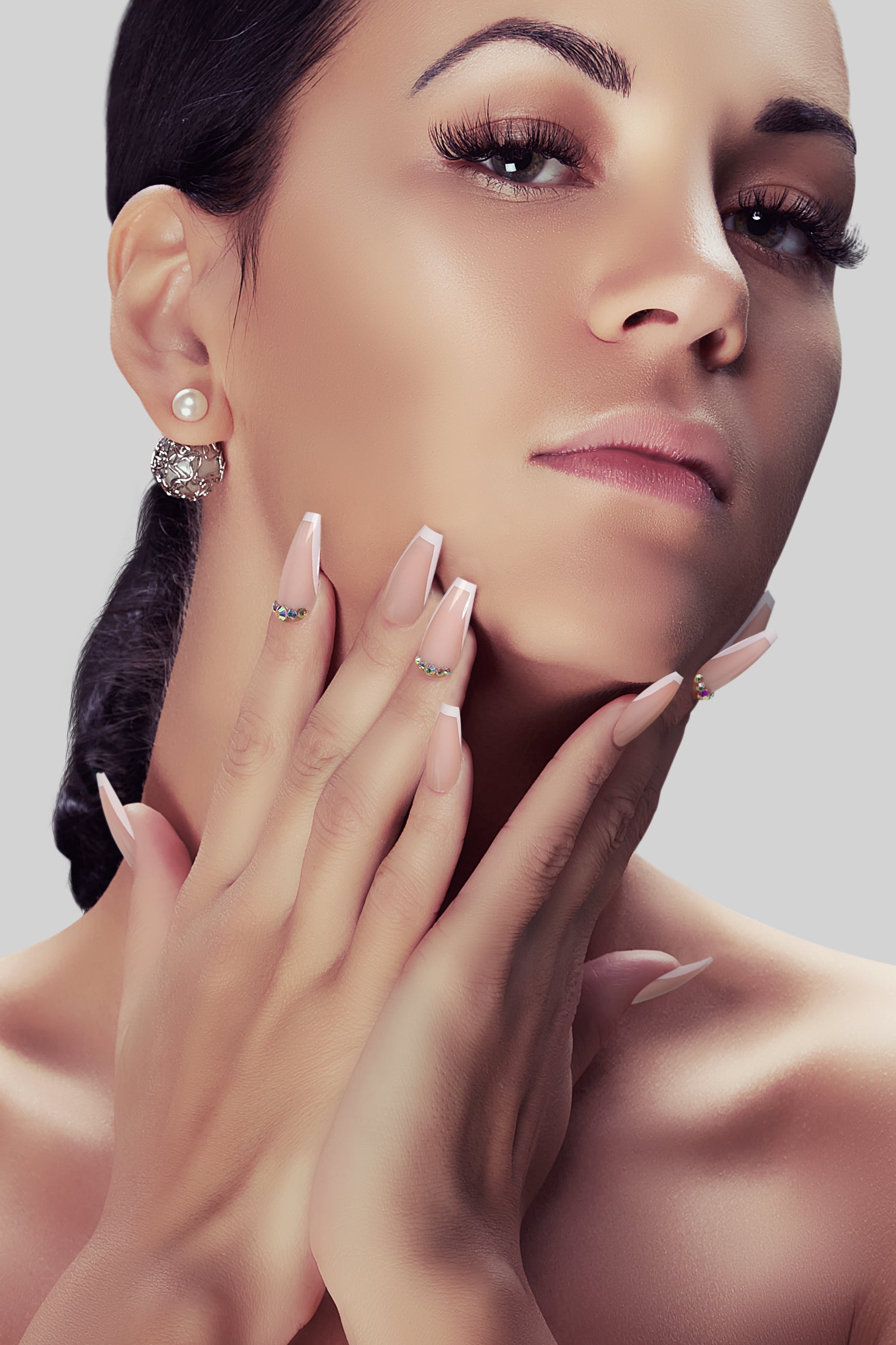 Beige Twinkle press-on nails featuring a soft beige base and sparkling crystal rhinestones, elegantly arranged for a stunning manicure.