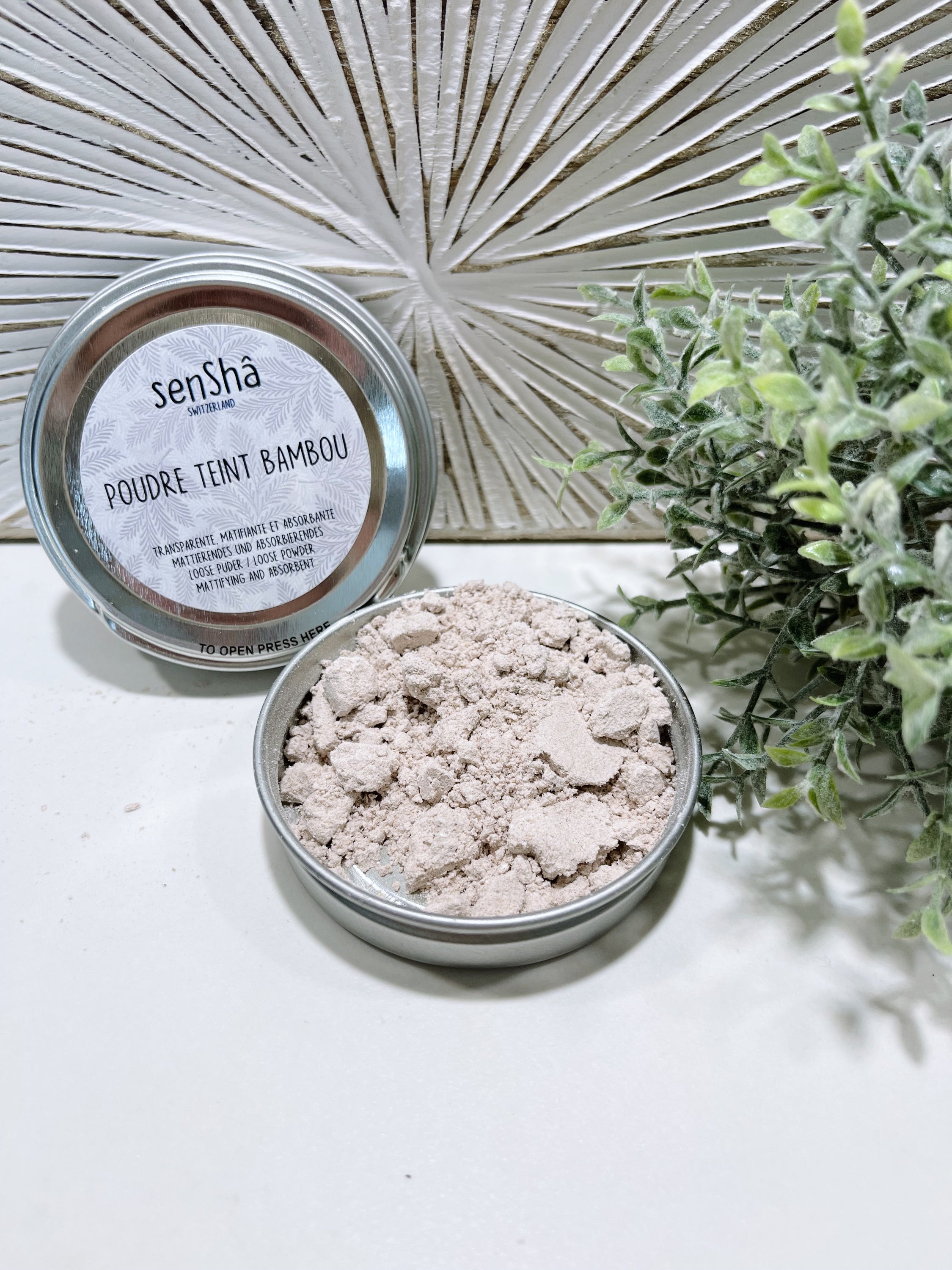 Bambou 10g Poudre libre Matifiante, poudre absorbante et matifiante pour visage et cheveux, présentée dans un élégant emballage.