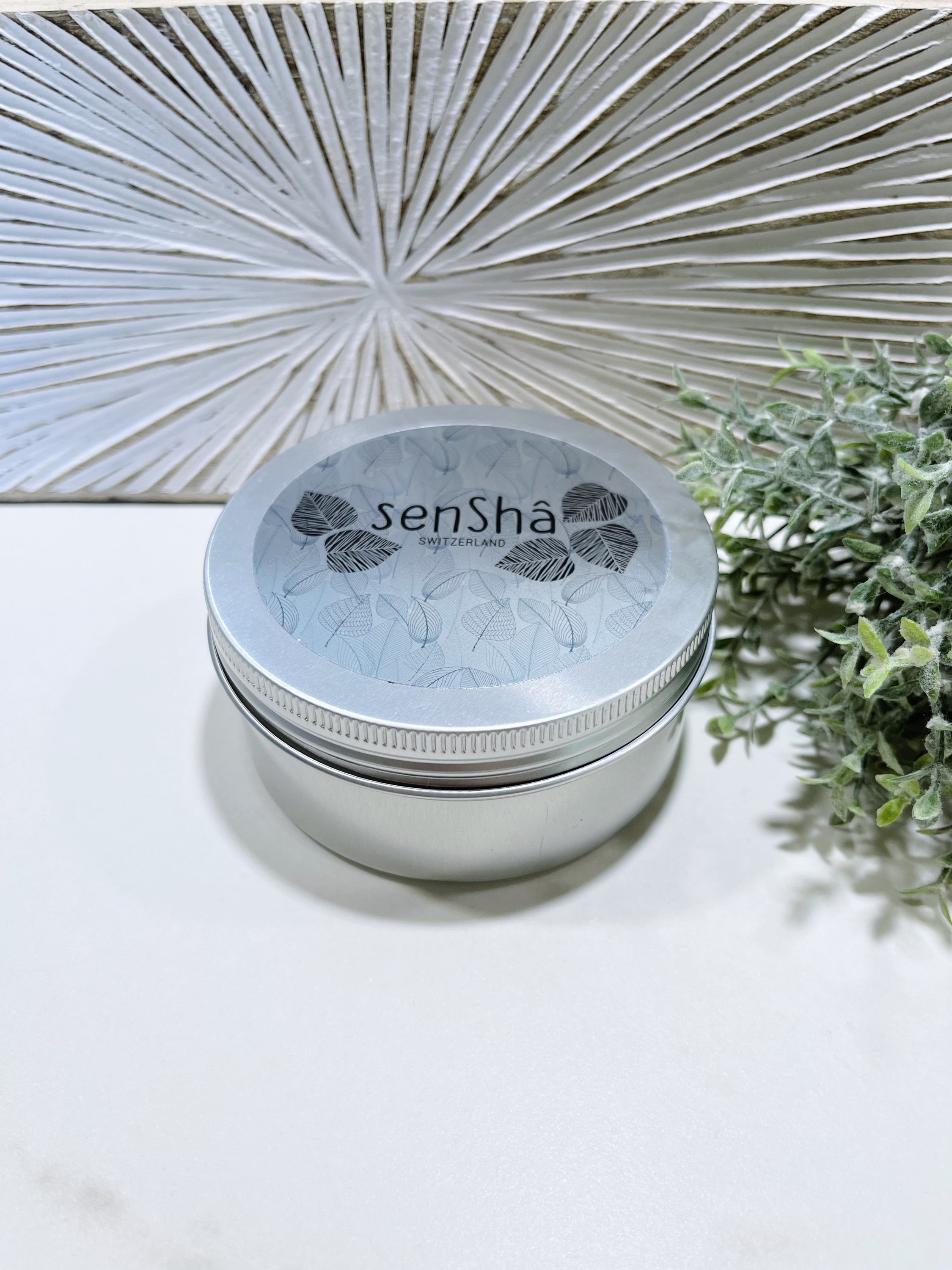 Boîte en aluminium grise Taille XL vide, idéale pour le transport de produits cosmétiques.