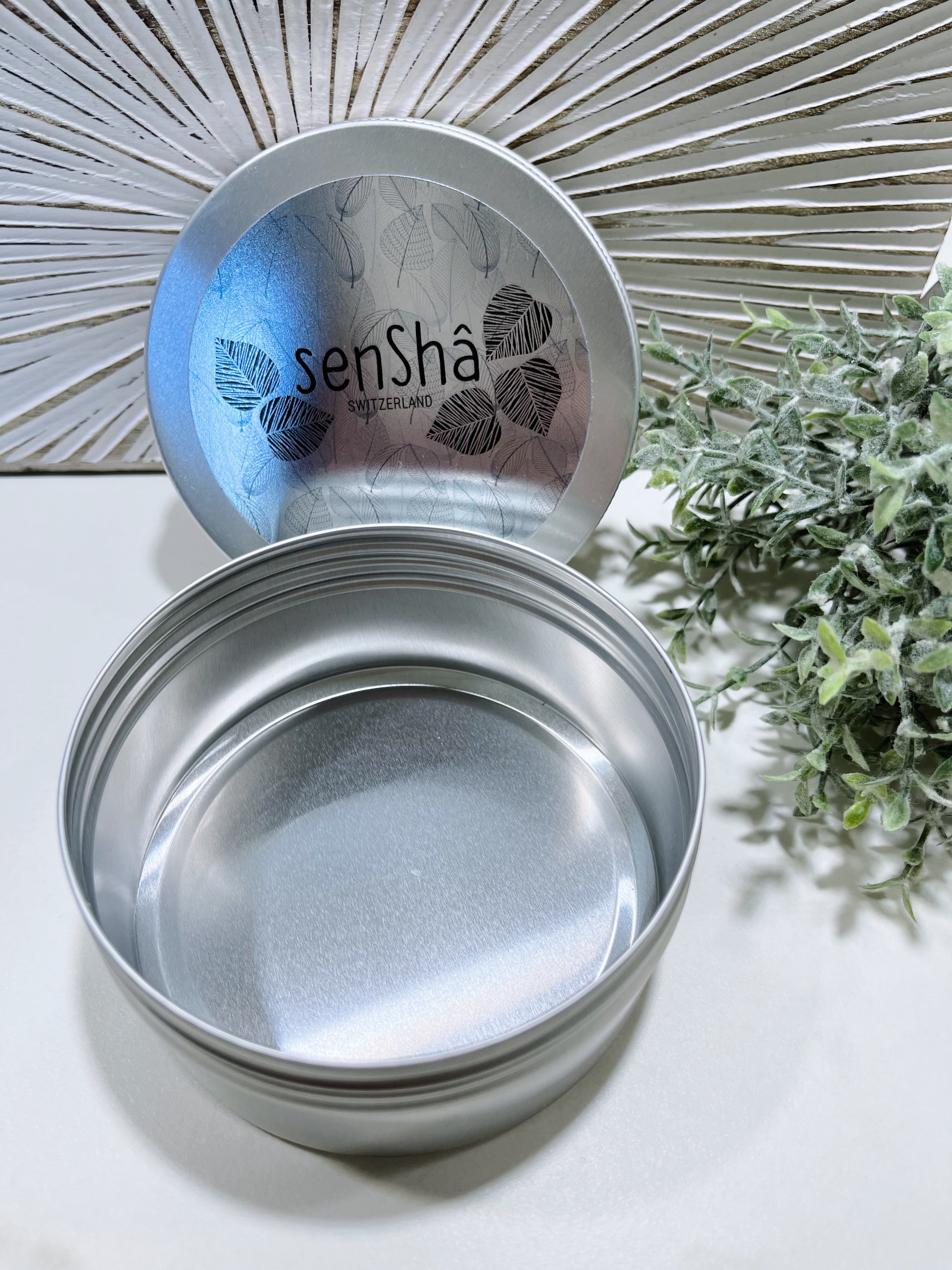 Boîte en aluminium grise Taille XL vide, idéale pour le transport de produits cosmétiques.