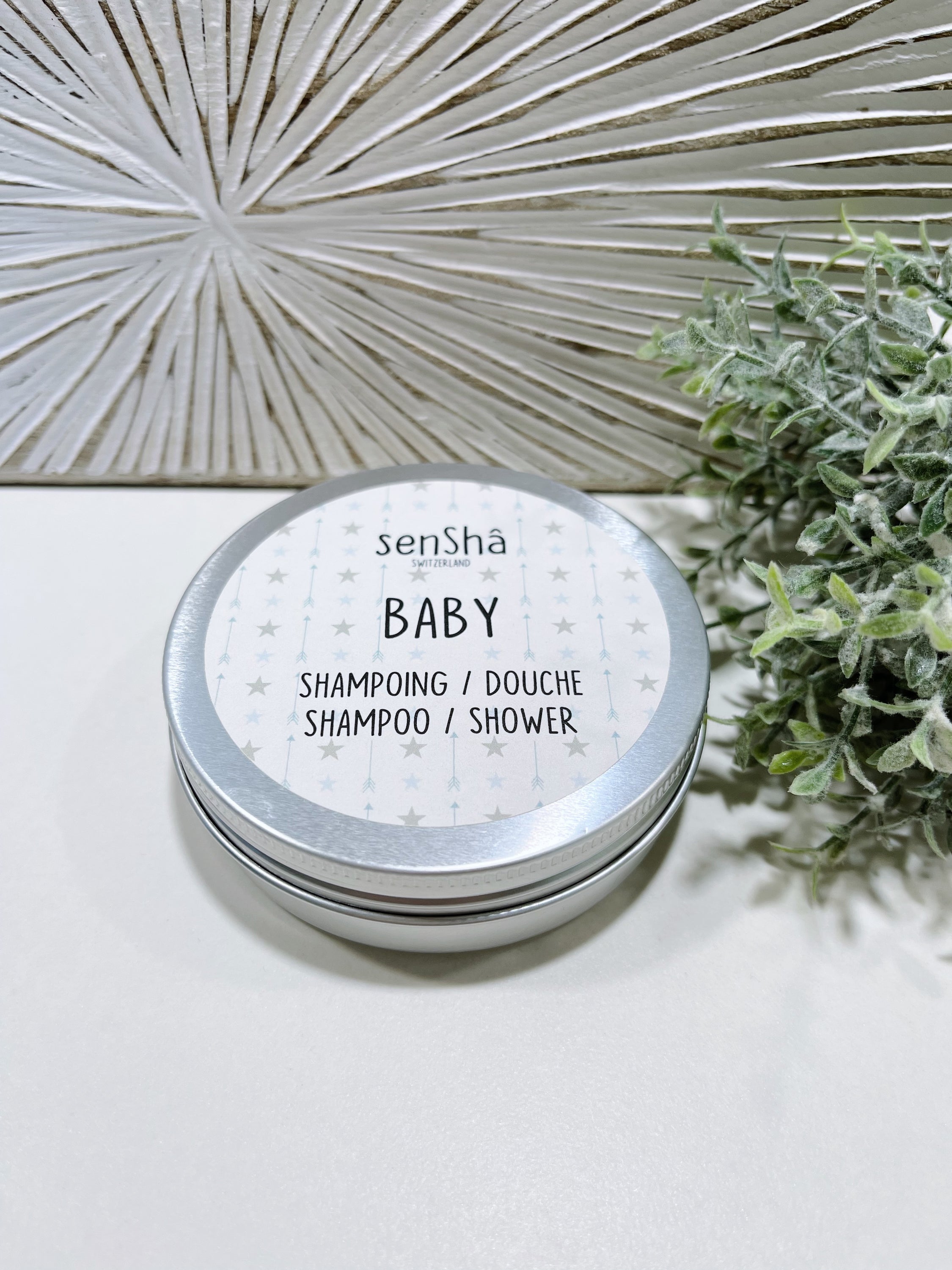 Boîte en aluminium grise vide pour shampoing et gel douche bébé, légère et élégante, idéale pour le transport.