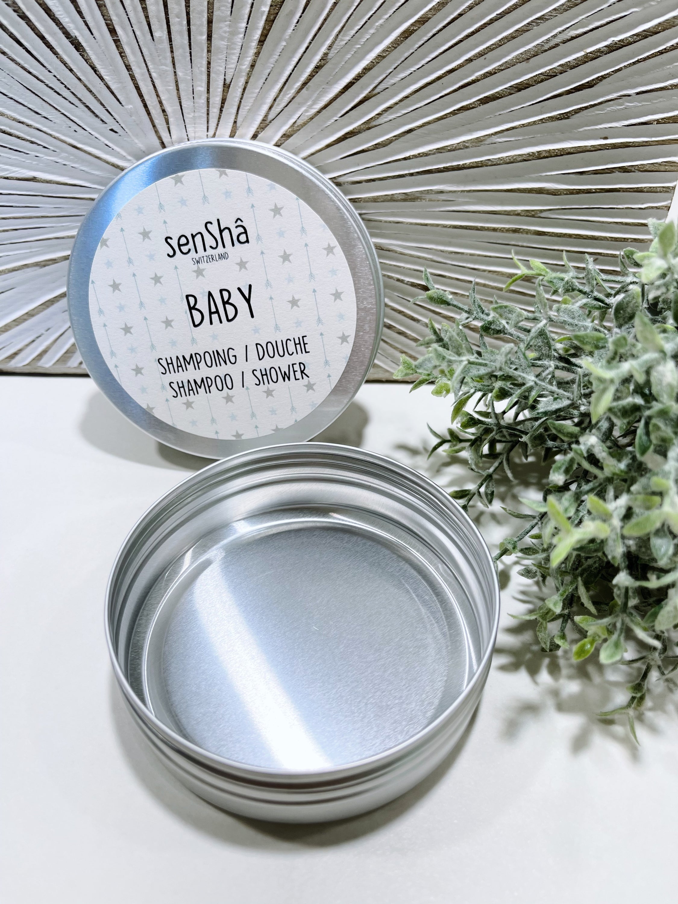 Boîte en aluminium grise vide pour shampoing et gel douche bébé, légère et élégante, idéale pour le transport.