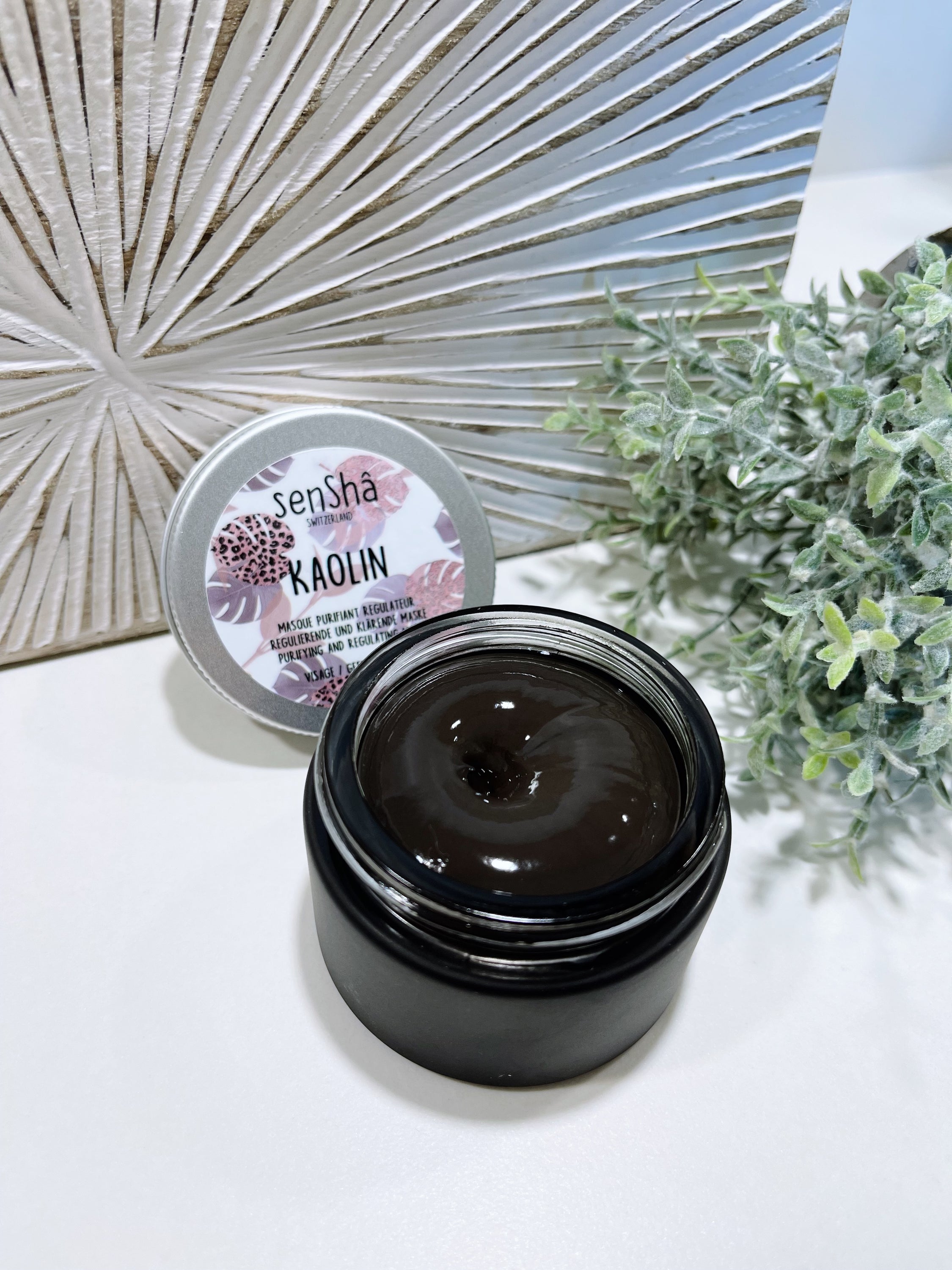 Masque purifiant au kaolin noir de 50ml, idéal pour détoxifier et illuminer les peaux mixtes et grasses.