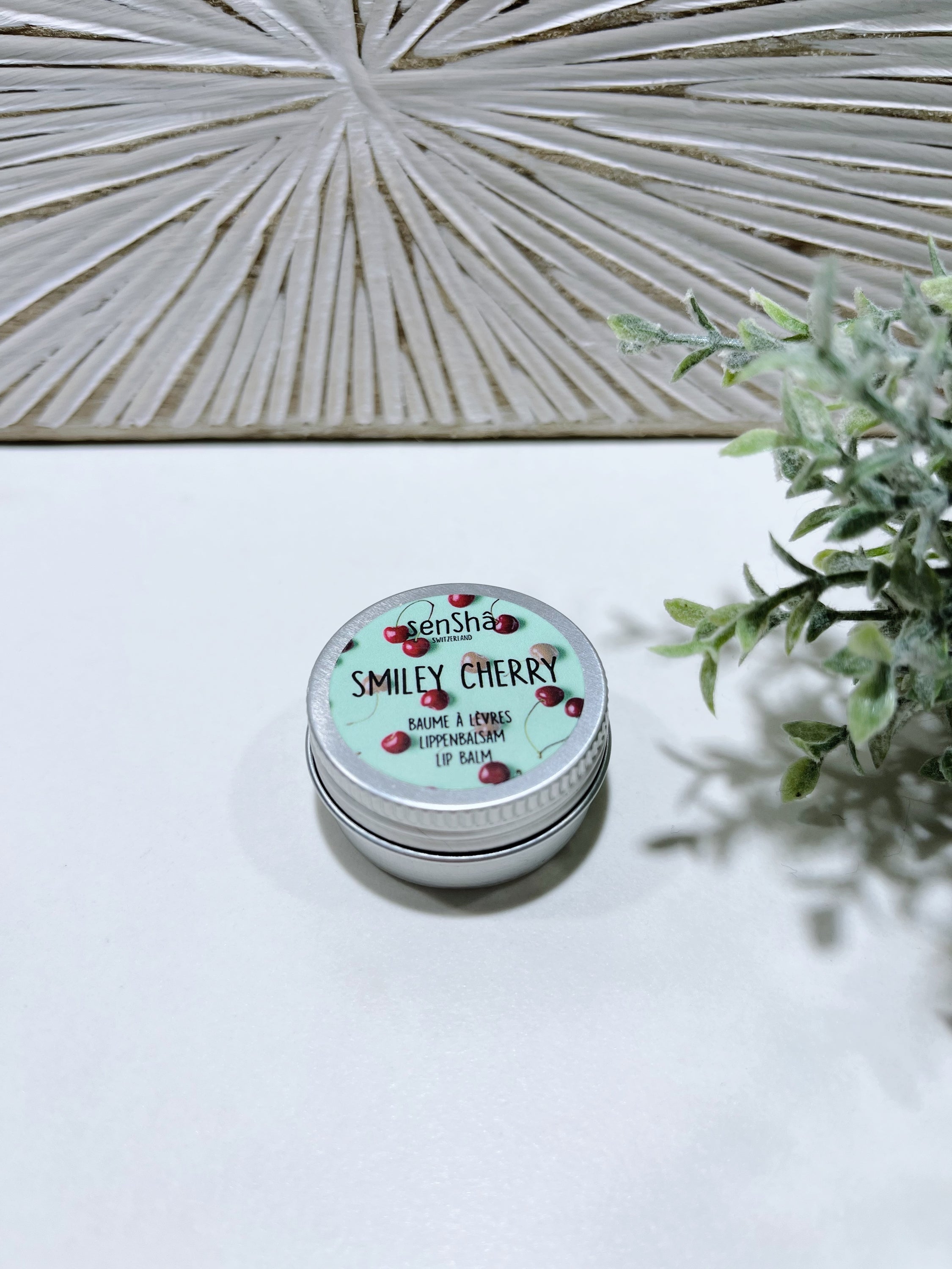 Baume à lèvres Smiley Cherry 10ml en pot écologique, avec une texture riche et onctueuse, idéal pour hydrater et protéger les lèvres.