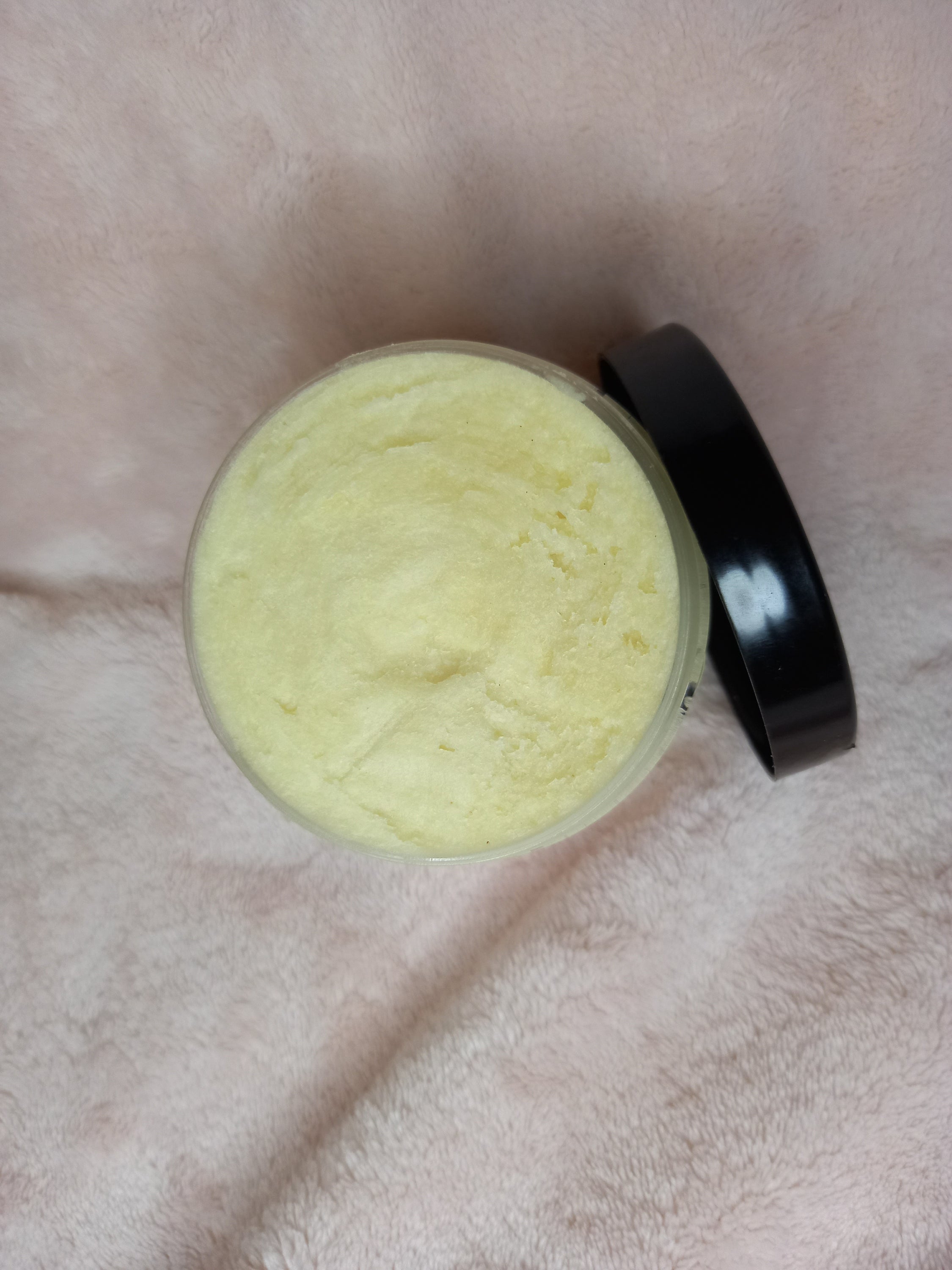 A jar of 100% unrefined whipped shea butter, creamy and smooth, ideal for moisturizing sensitive and dry skin.