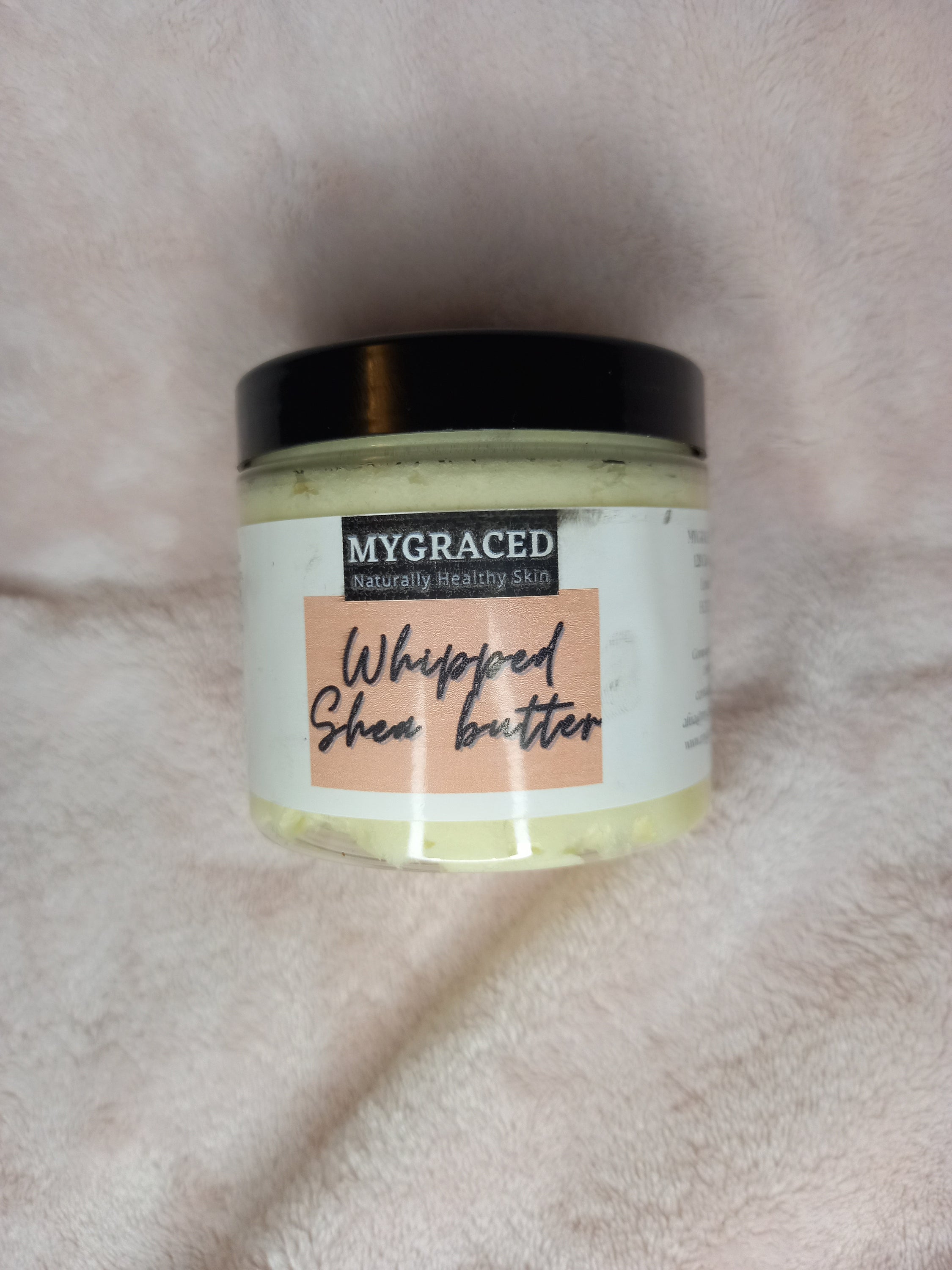 A jar of 100% unrefined whipped shea butter, creamy and smooth, ideal for moisturizing sensitive and dry skin.