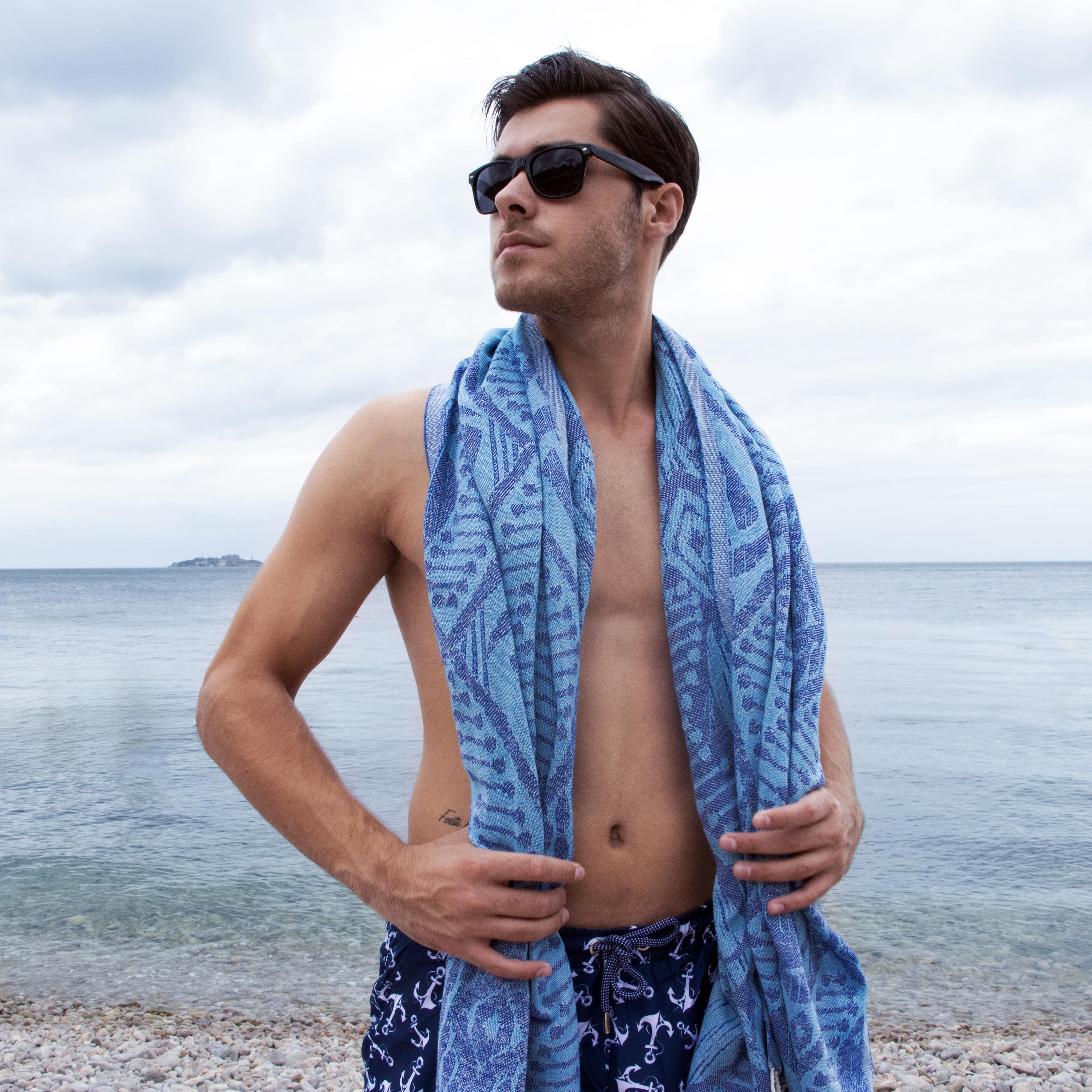 Anemoss Segelboot Peshtemal in nautischem Design, aus 100% Baumwolle, ideal für Strand und Pool, großzügige Größe von 100x180 cm.