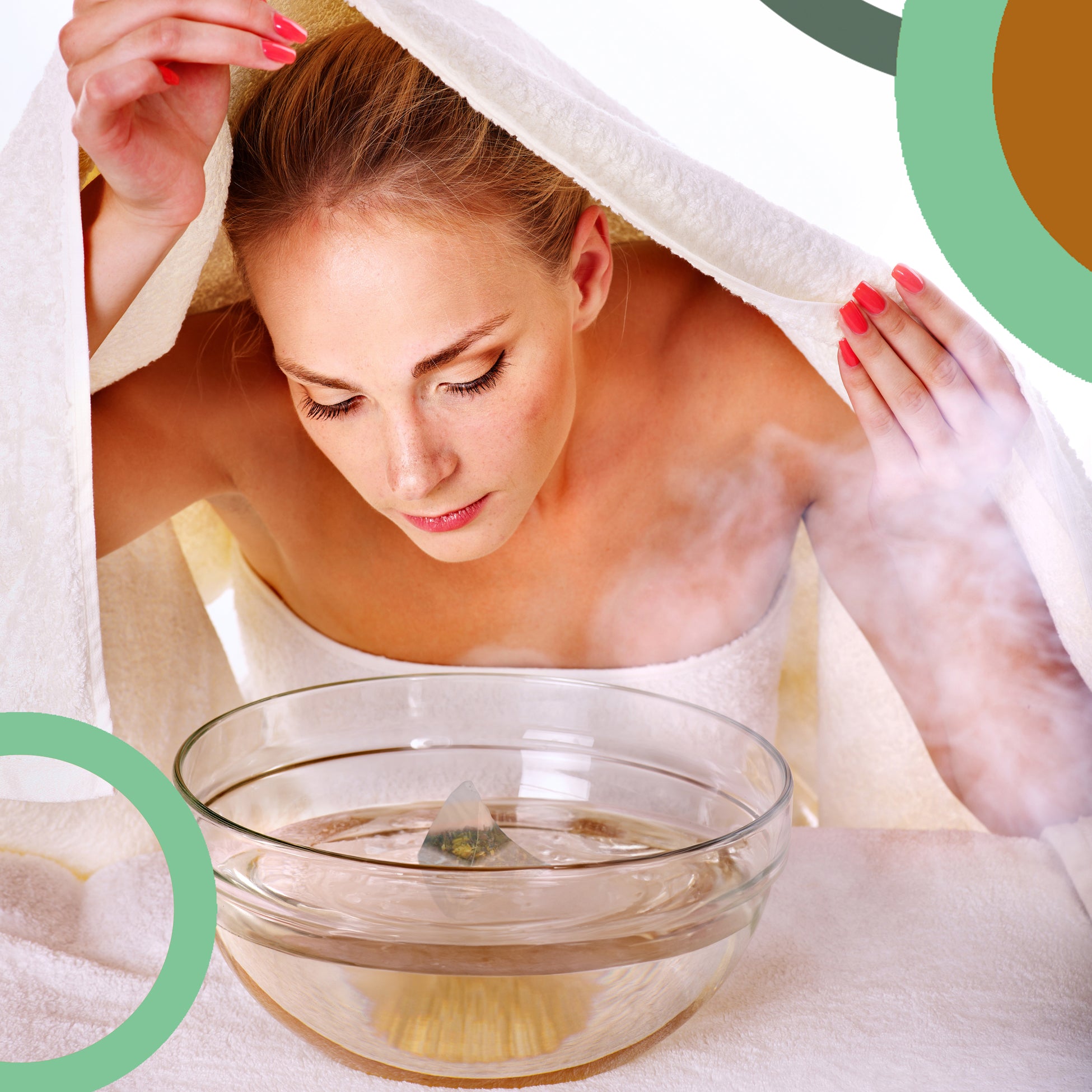 Eine Frau, die ein Gesichtsdampfbad mit Kräutern zur Behandlung von Akne und fettiger Haut anwendet.