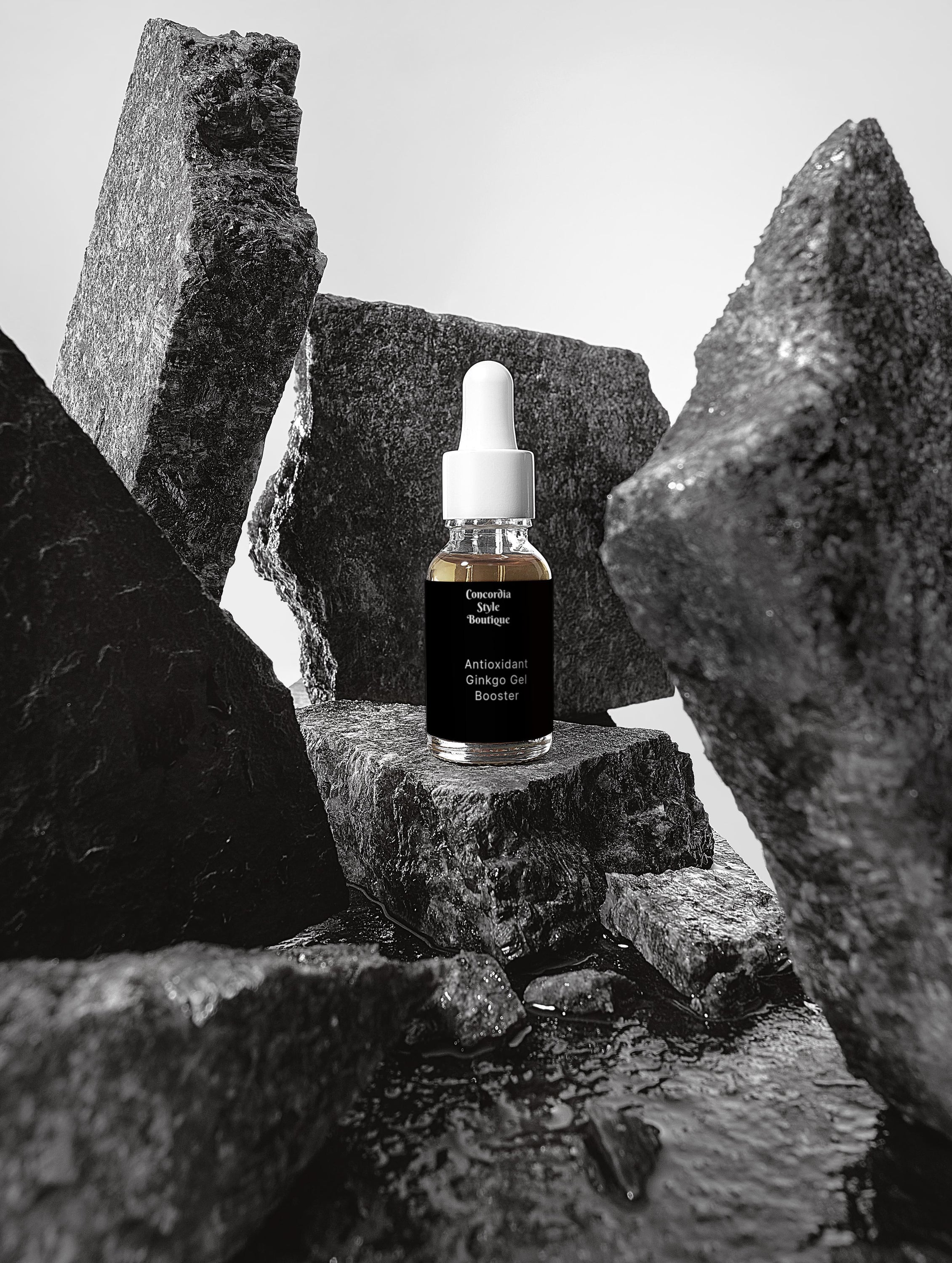 Antioxidant Ginkgo Gel Booster in a sleek white packaging, showcasing its natural ingredients and hydrating properties.