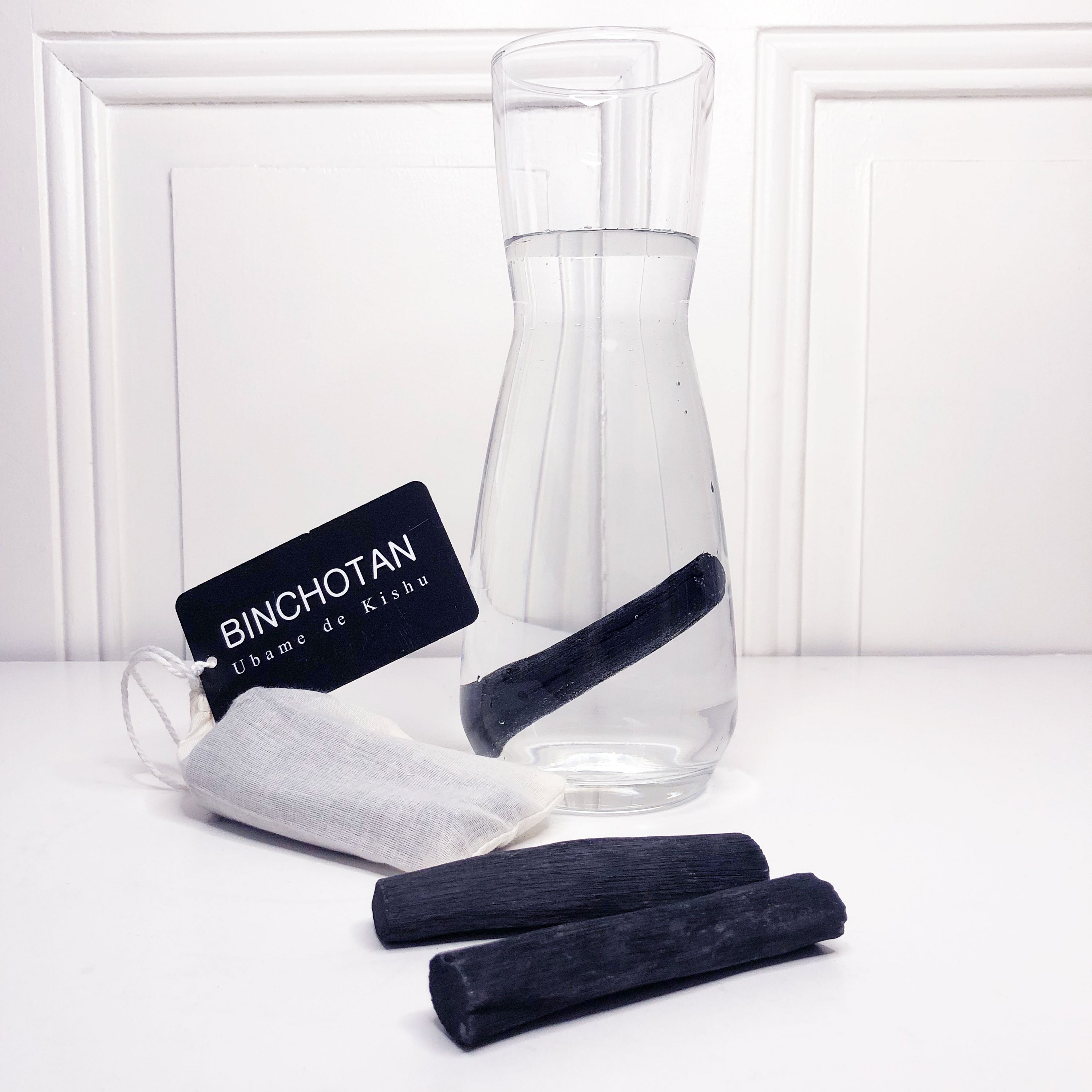 Deux morceaux de Charbon Végétal Binchotan Japonais de Kishu, de couleur noire, mesurant environ 2cm x 7cm, présentés sur un fond neutre.