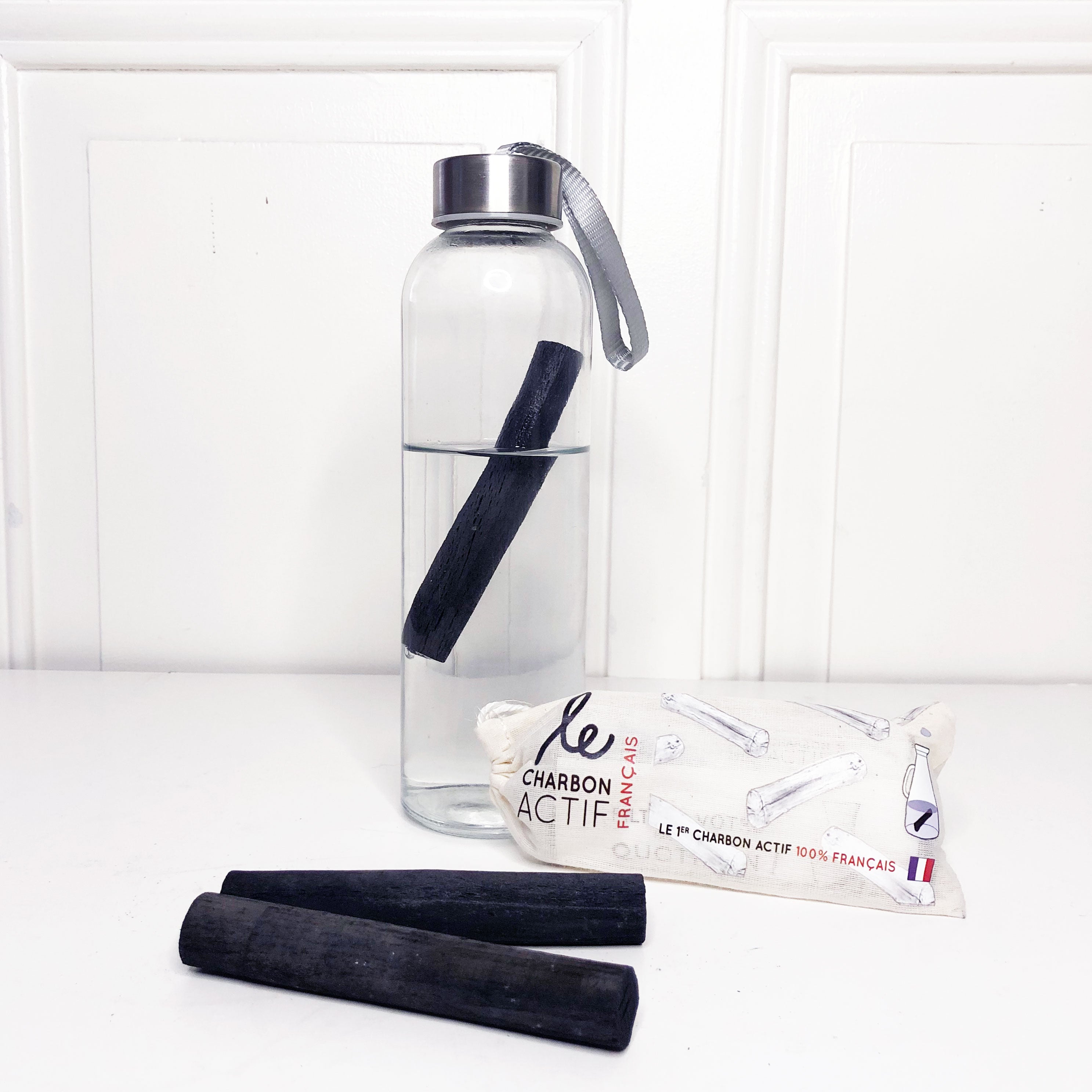 Lot de 2 charbons végétaux français pour filtration d'eau, adaptés aux gourdes et contenants étroits, en bois de Charme, Hêtre et Frêne.