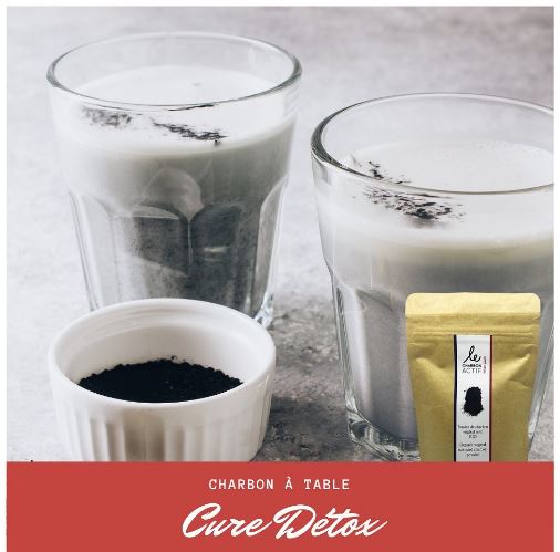 Coffret découverte contenant de la poudre de charbon actif et un livre de recettes, idéal pour la cuisine et les soins cosmétiques.