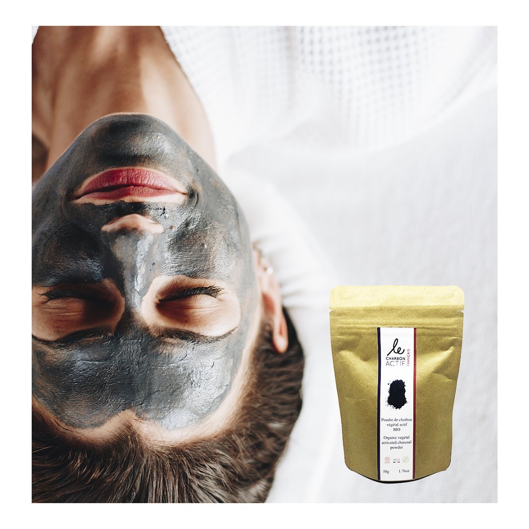 Coffret découverte contenant de la poudre de charbon actif et un livre de recettes, idéal pour la cuisine et les soins cosmétiques.