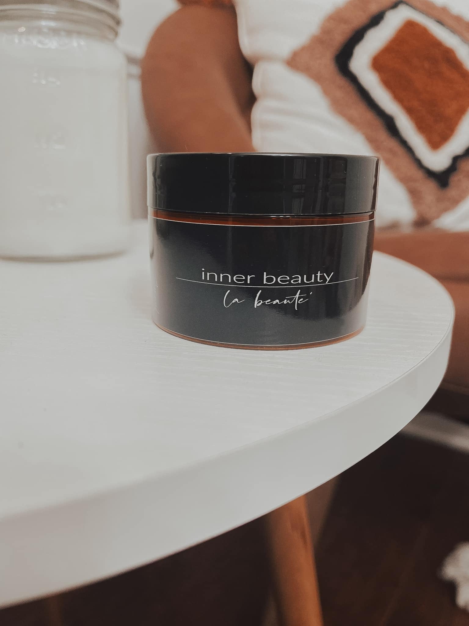 La Beauté' Supplements bottle with 60 tablets, designed for clear skin and acne treatment.