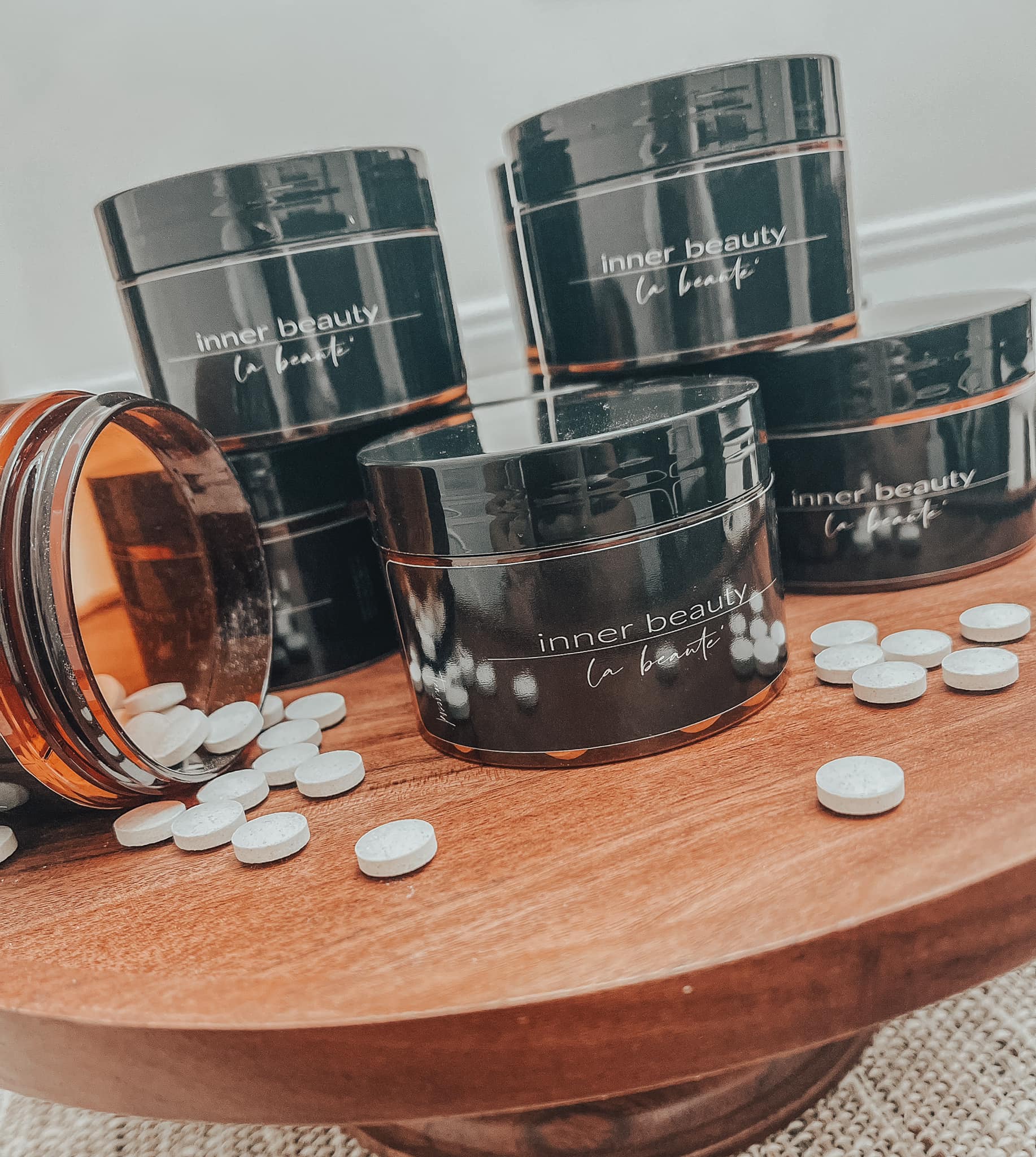 La Beauté' Supplements bottle with 60 tablets, designed for clear skin and acne treatment.