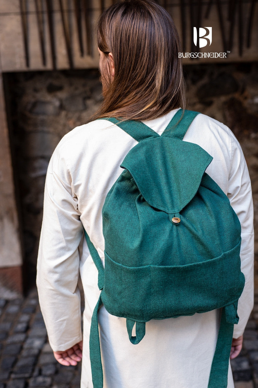 Capsus Green Backpack made of 100% cotton, featuring adjustable straps, functional loops, and patch pockets, ideal for adventurers and historical reenactments.