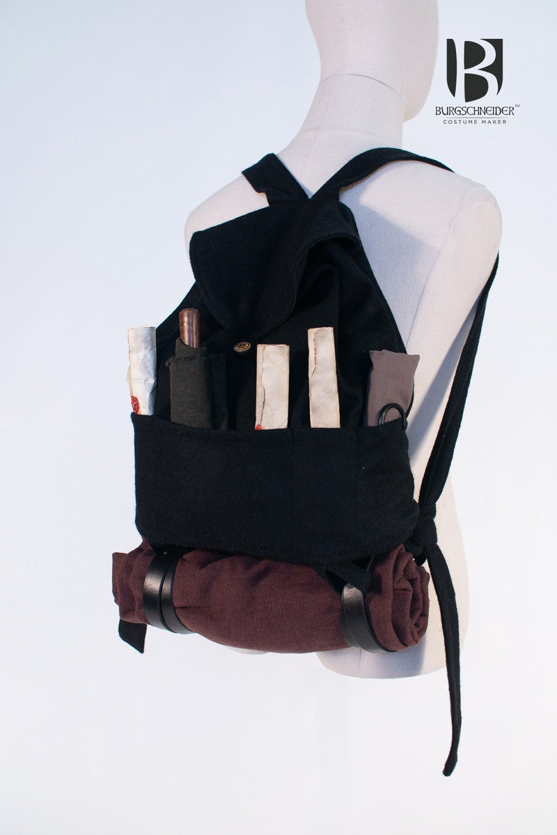 Backpack Robin Black featuring adjustable straps, functional loops, and patch pockets, designed for adventurers and LARP enthusiasts.