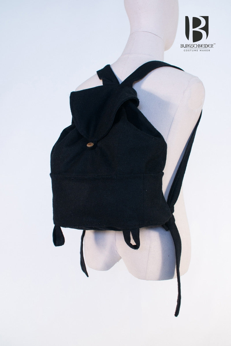 Backpack Robin Black featuring adjustable straps, functional loops, and patch pockets, designed for adventurers and LARP enthusiasts.