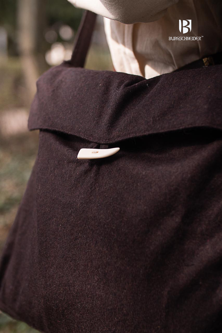 Bag Vesker Brown, a classic medieval bread bag made of heavy wool felt, featuring a rich brown color and Viking-inspired design.