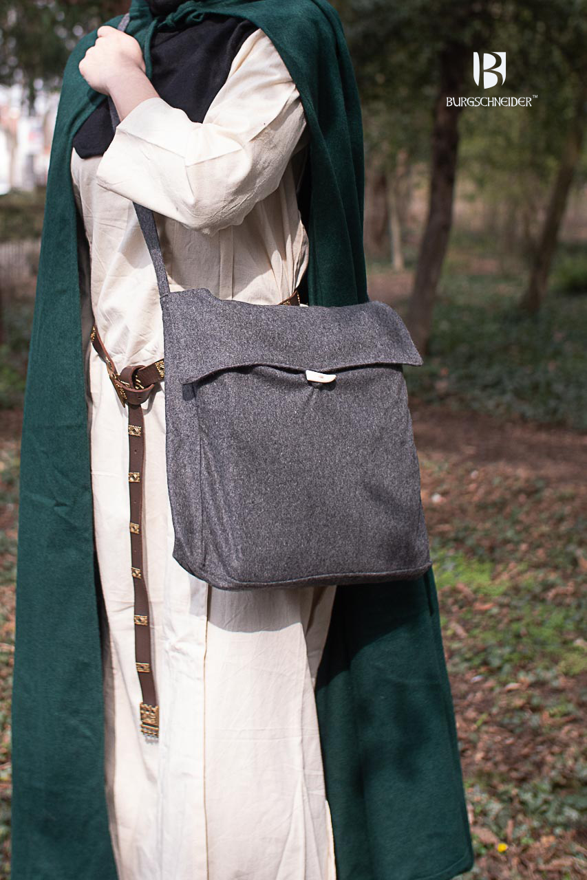 Bag Vesker Dark Grey, a classic medieval bread bag made of heavy wool felt, featuring a Viking-inspired design.