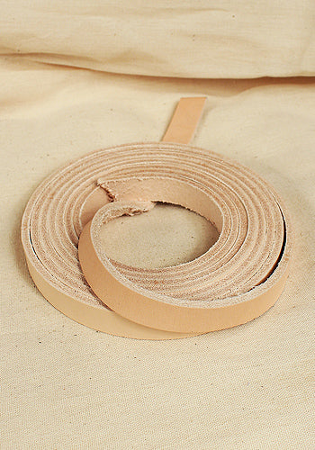 Full-grain leather belt strap, 15 mm wide, 2 meters long, in natural color, ideal for LARP and medieval costumes.