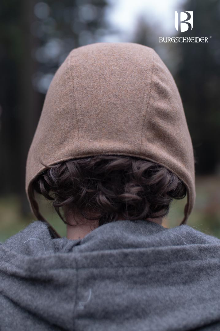 Medieval Wolfram bundling hood in camel color, featuring adjustable drawstrings and a warm wool blend material, perfect for LARP events.