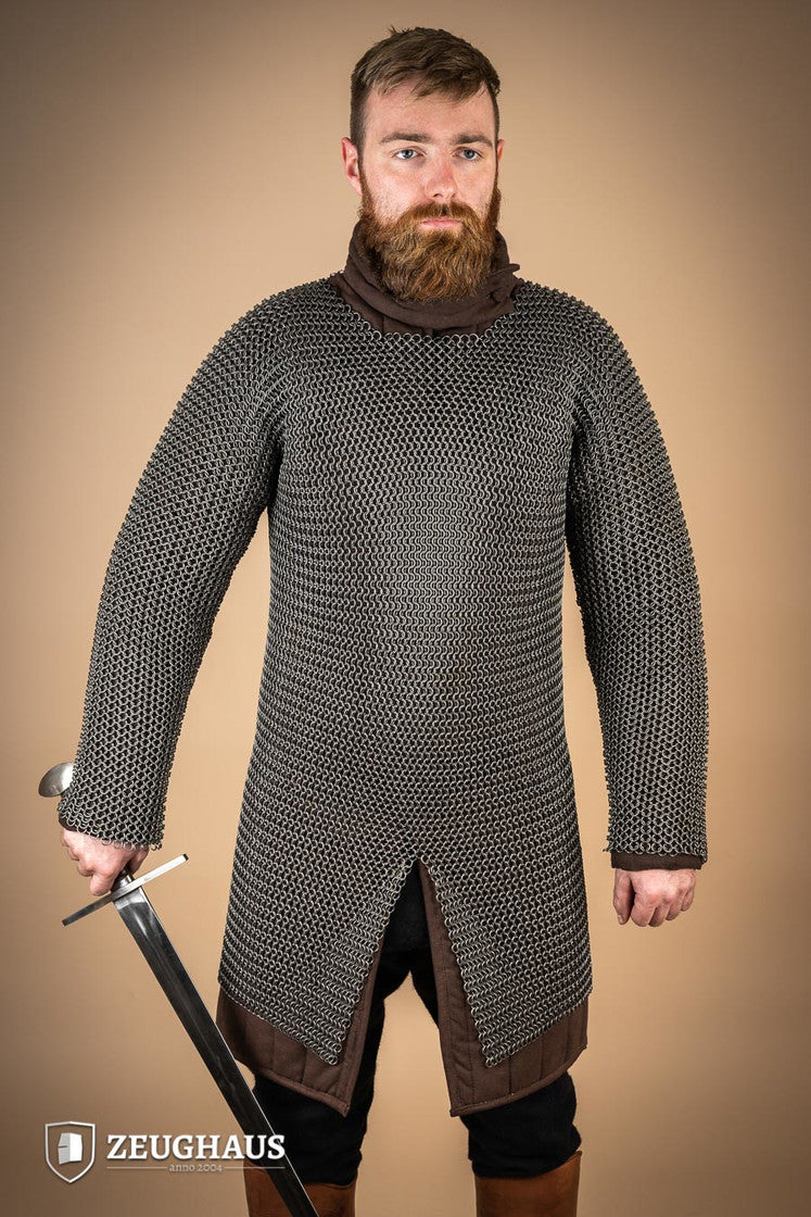 Chainmail Hauberk made of 9mm steel with an oiled finish, featuring round rings and European 4-in-1 braid type, available in multiple sizes.
