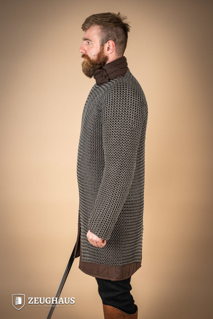 Chainmail Hauberk made of 9mm steel with an oiled finish, featuring round rings and European 4-in-1 braid type, available in multiple sizes.