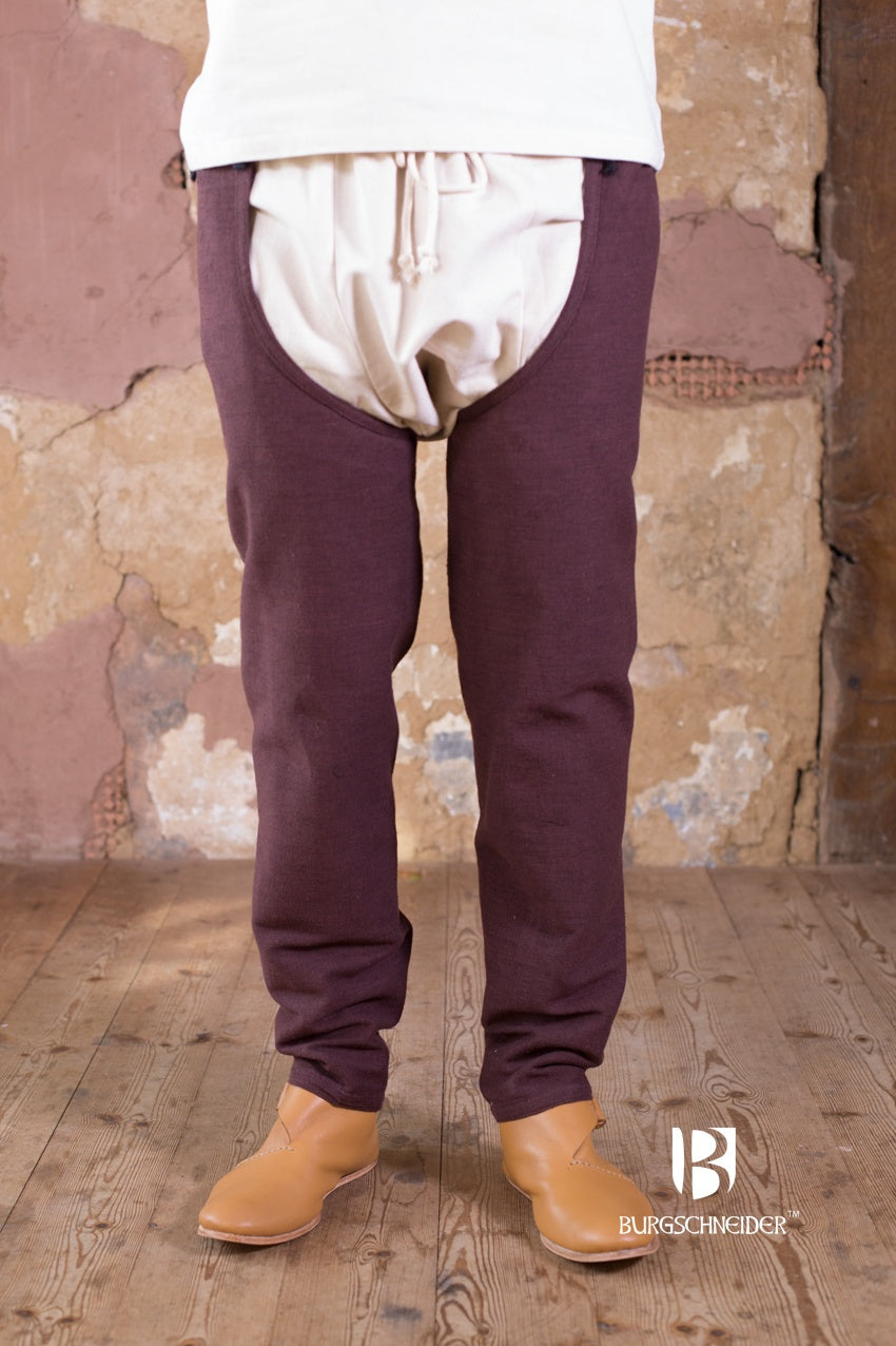 Chausses Brandolf Brown made of sturdy cotton, showcasing a close-fitting design inspired by medieval fashion.