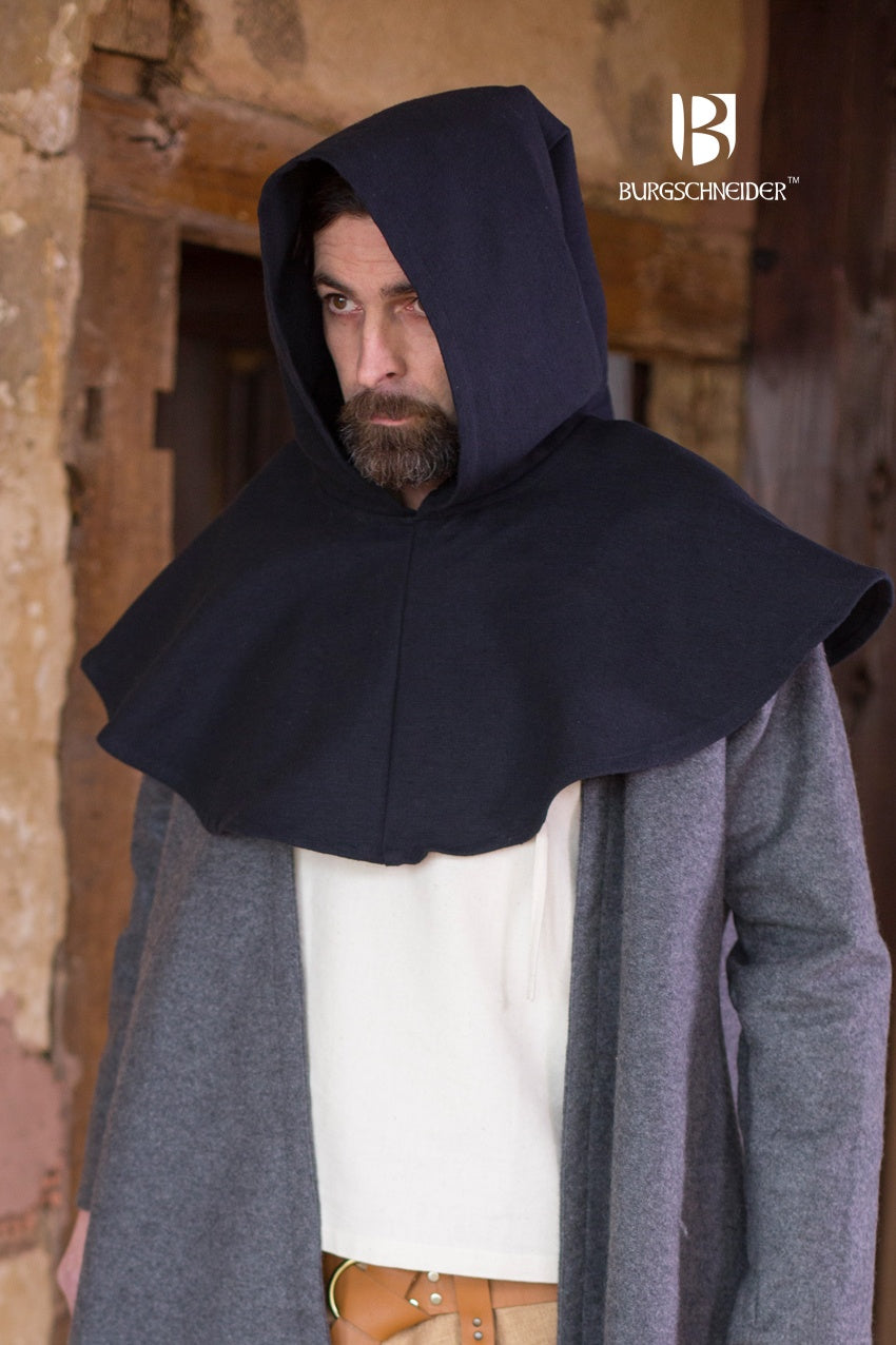 Cowl Capellus Black, a medieval garment made of coarse cotton, featuring a short sendelbinde, ideal for protection against wind and weather.