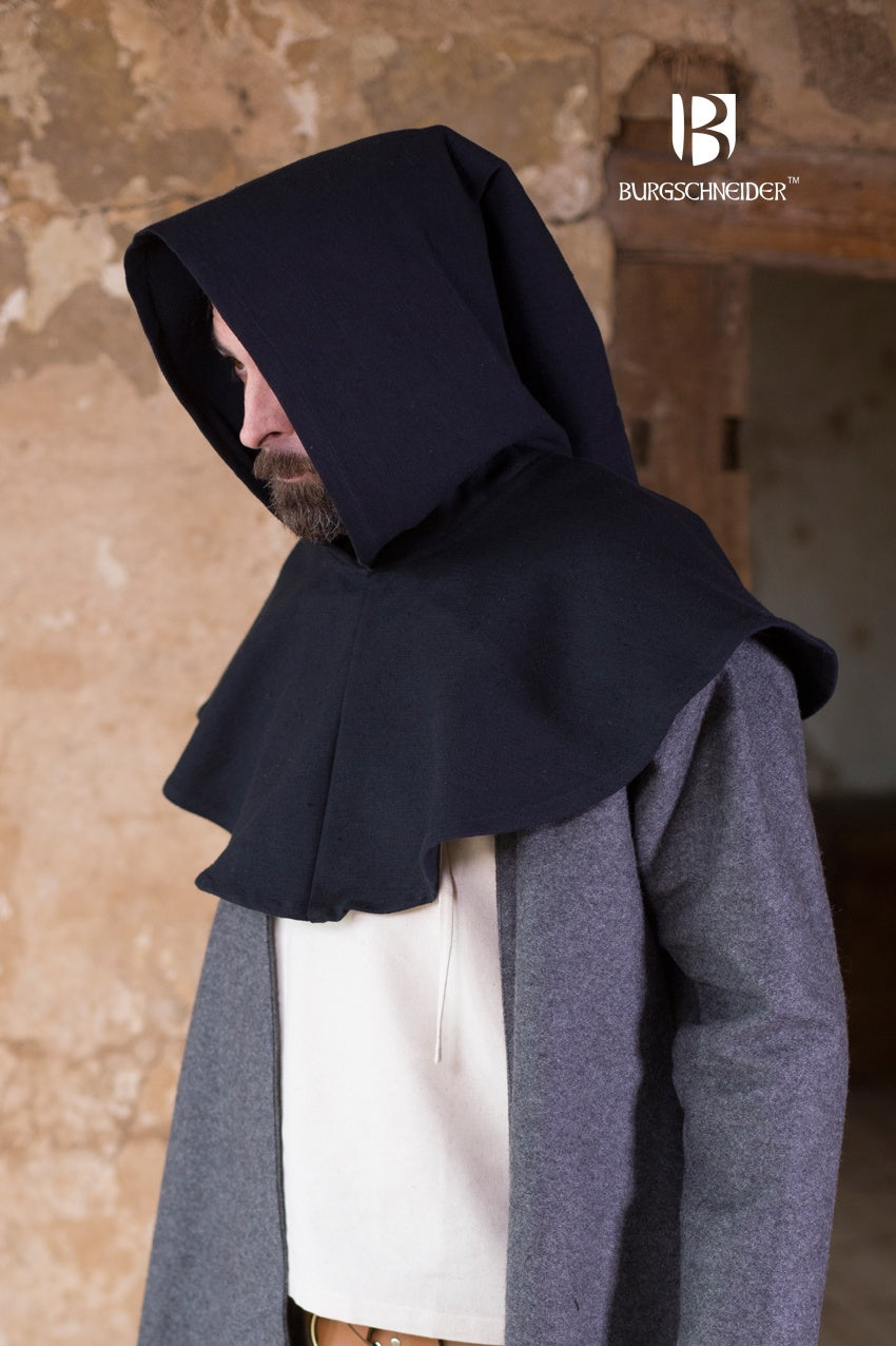 Cowl Capellus Black, a medieval garment made of coarse cotton, featuring a short sendelbinde, ideal for protection against wind and weather.