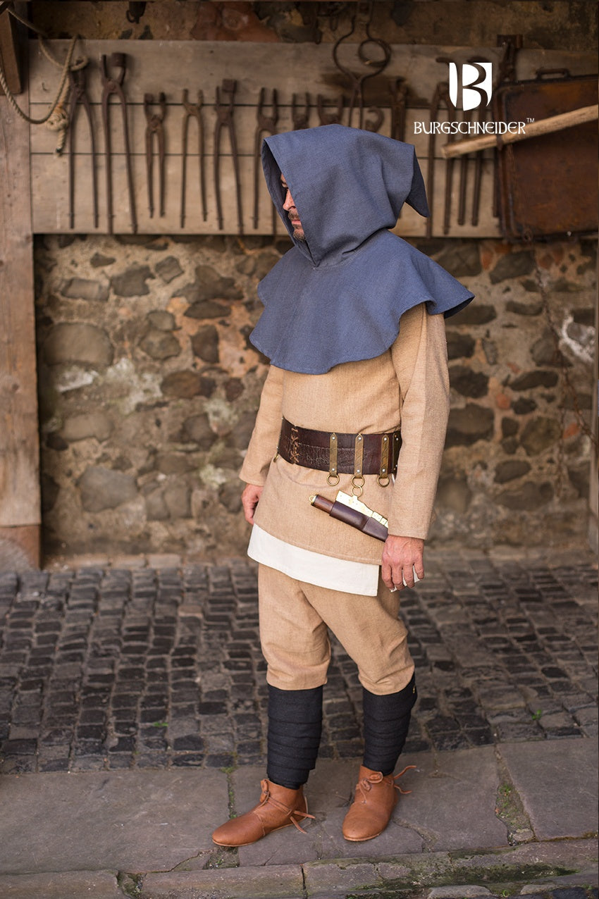 Cowl Capellus Grey, a medieval garment made of coarse cotton, featuring a short sendelbinde and a closed front design, ideal for protection against wind and weather.