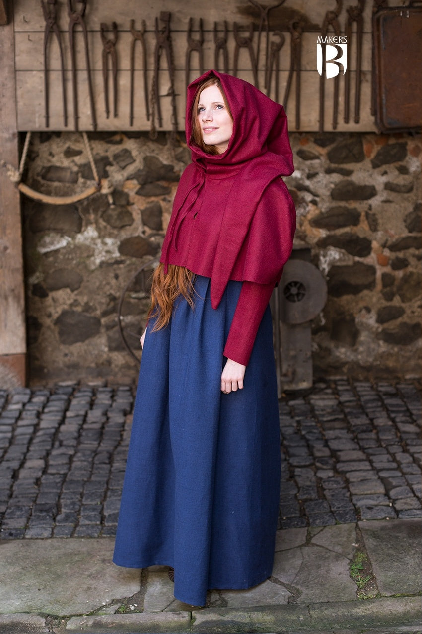 Cowl Curt Red gugel featuring a snug fit, adjustable neck straps, and a versatile headpiece for cold weather protection.