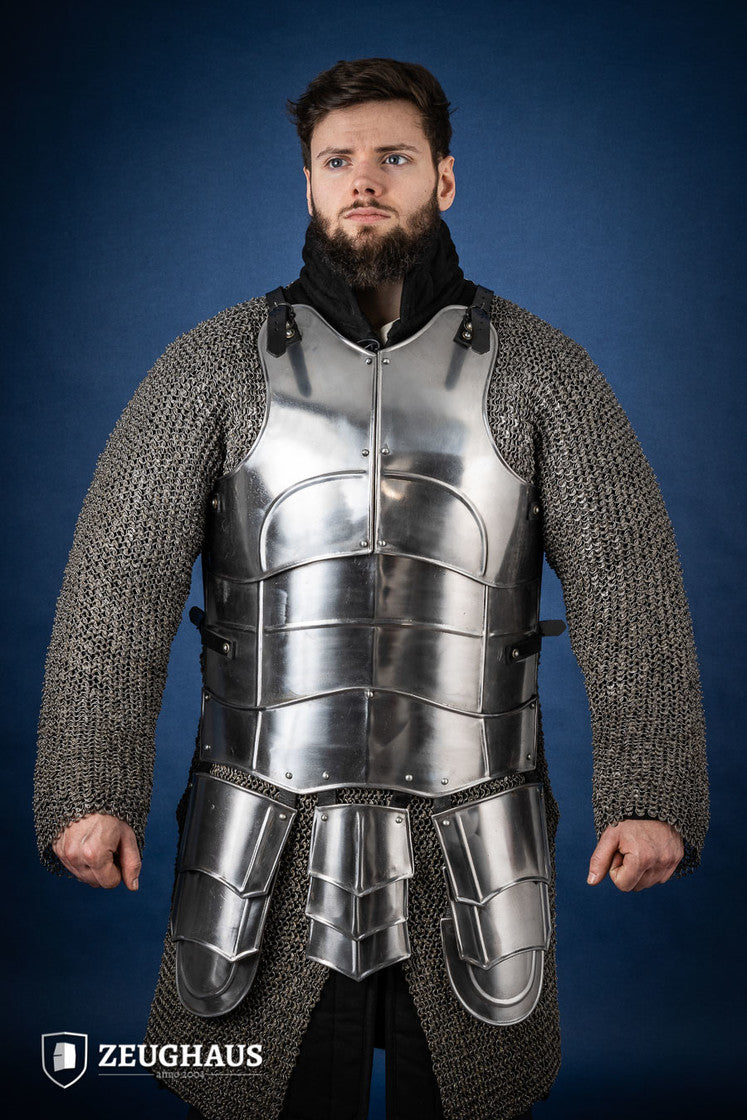 Cuirass Champion Polished featuring layered tassets and leather straps for flexibility and style.