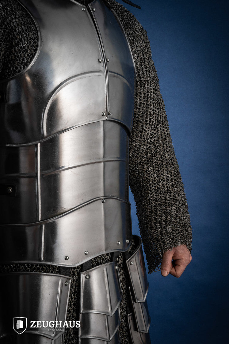 Cuirass Champion Polished featuring layered tassets and leather straps for flexibility and style.