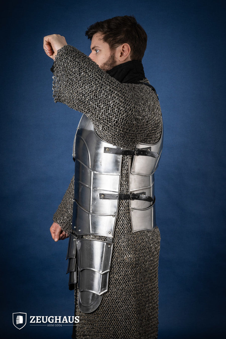 Cuirass Champion Polished featuring layered tassets and leather straps for flexibility and style.