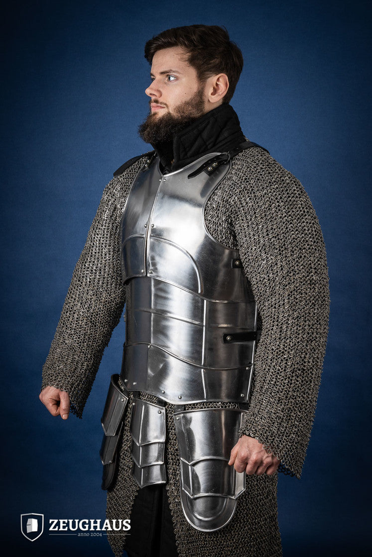 Cuirass Champion Polished featuring layered tassets and leather straps for flexibility and style.