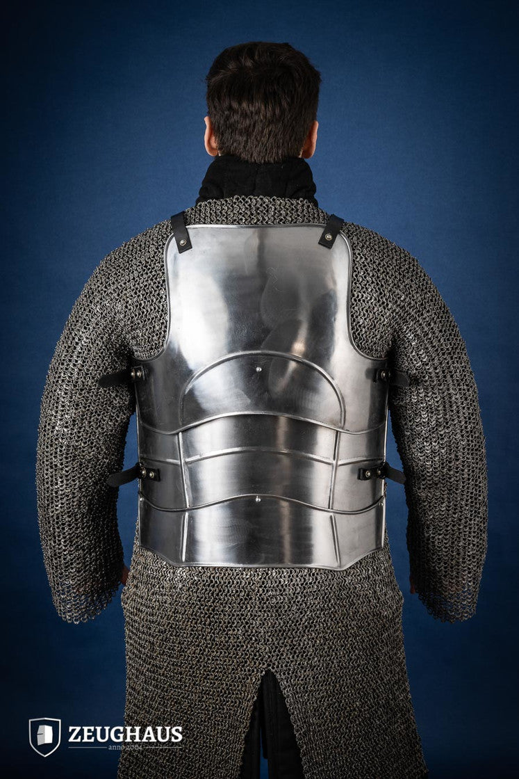 Cuirass Champion Polished featuring layered tassets and leather straps for flexibility and style.