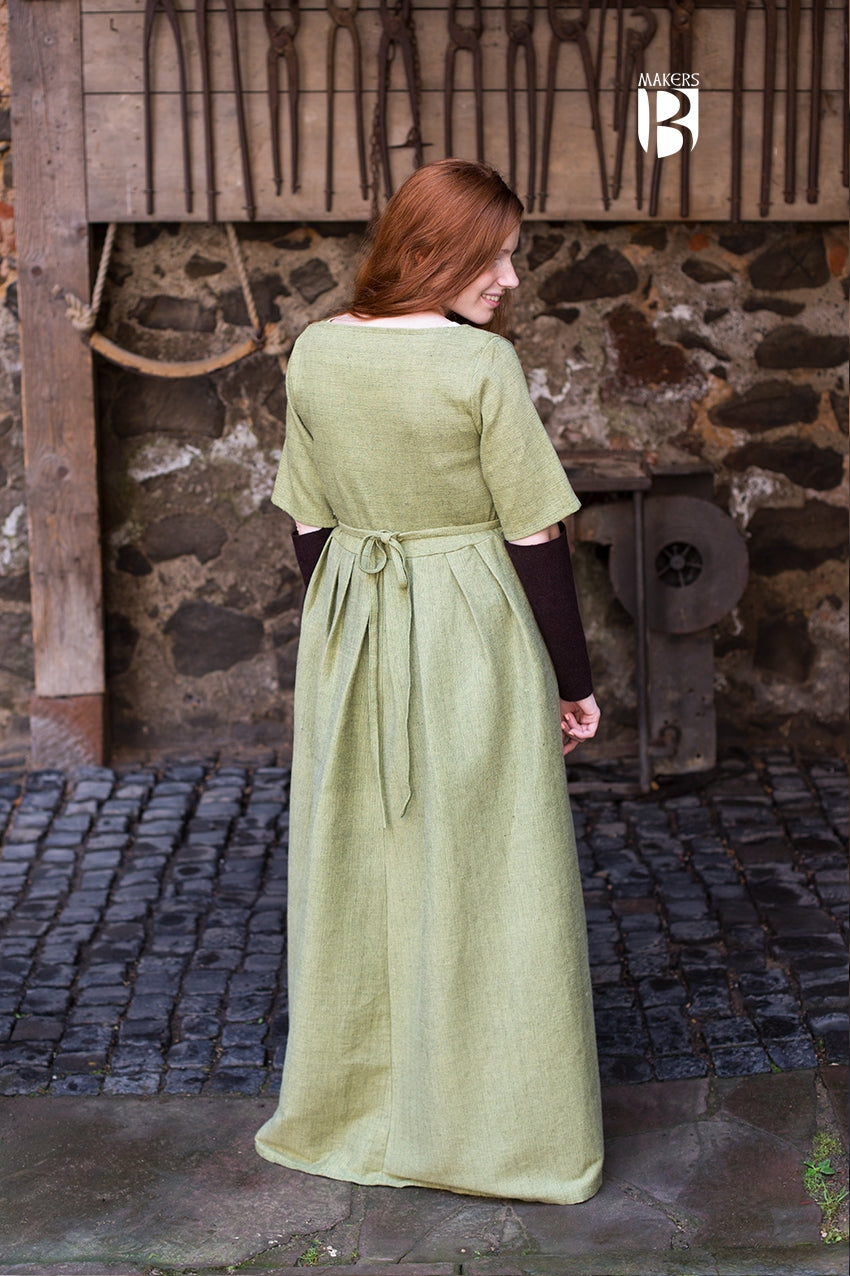 Linden Green Dress Frideswinde with changeable undersleeves, showcasing elegant neckline and versatile design.