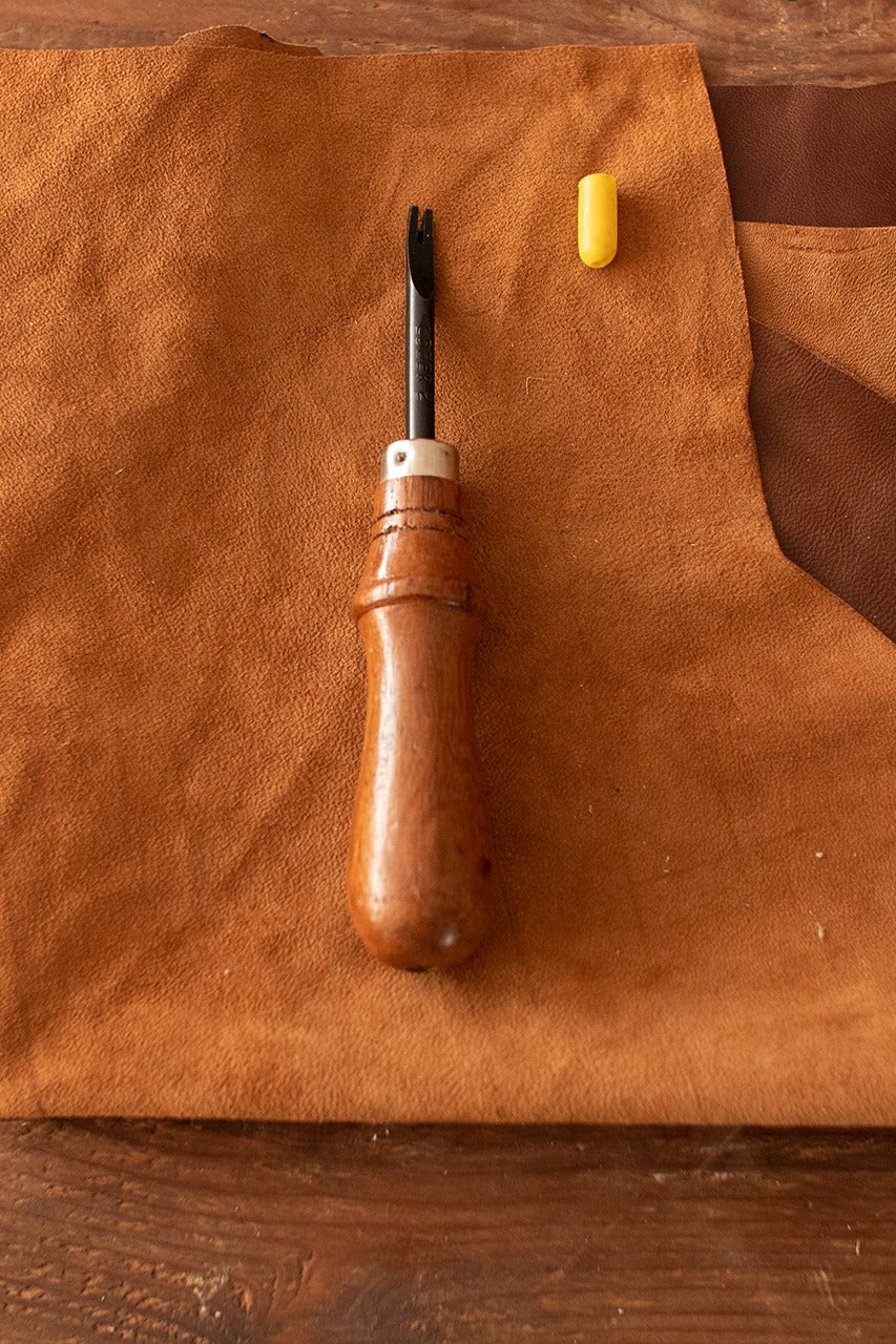Edge Beveler with a 1.5 mm fineness and rosewood handle, designed for smoothing leather edges.