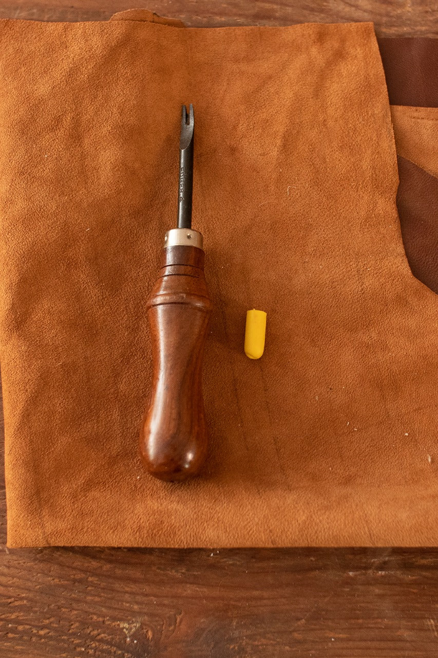 Edge Beveler with a rosewood handle and 2.5 mm fineness, designed for smoothing leather edges.