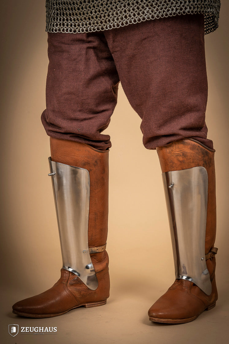 Full Leg Armour made of 1.6 mm polished steel with adjustable knee joints, featuring a satin finish and brass buckles.